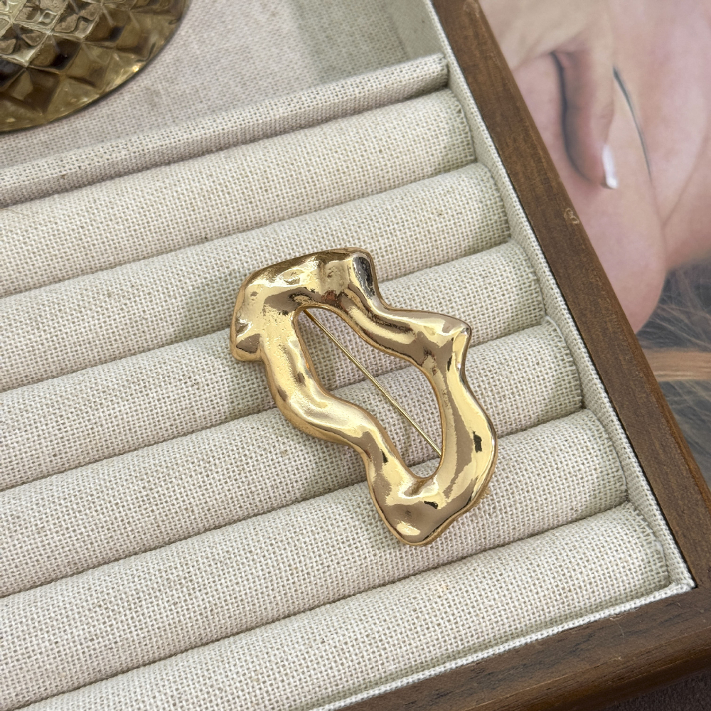 Glossy irregular brooch-gold
