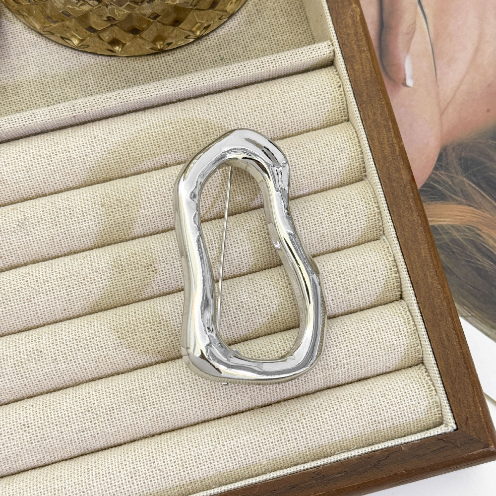 Glossy irregular ring brooch-white k