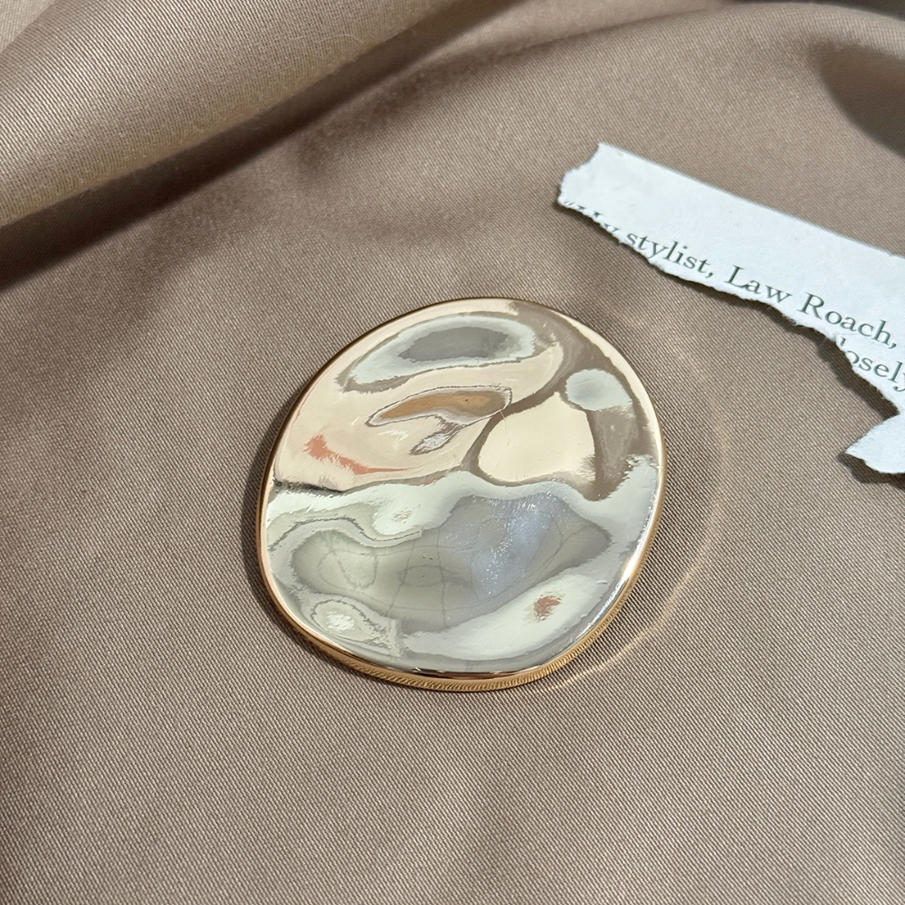 Streamlined round brooch-gold