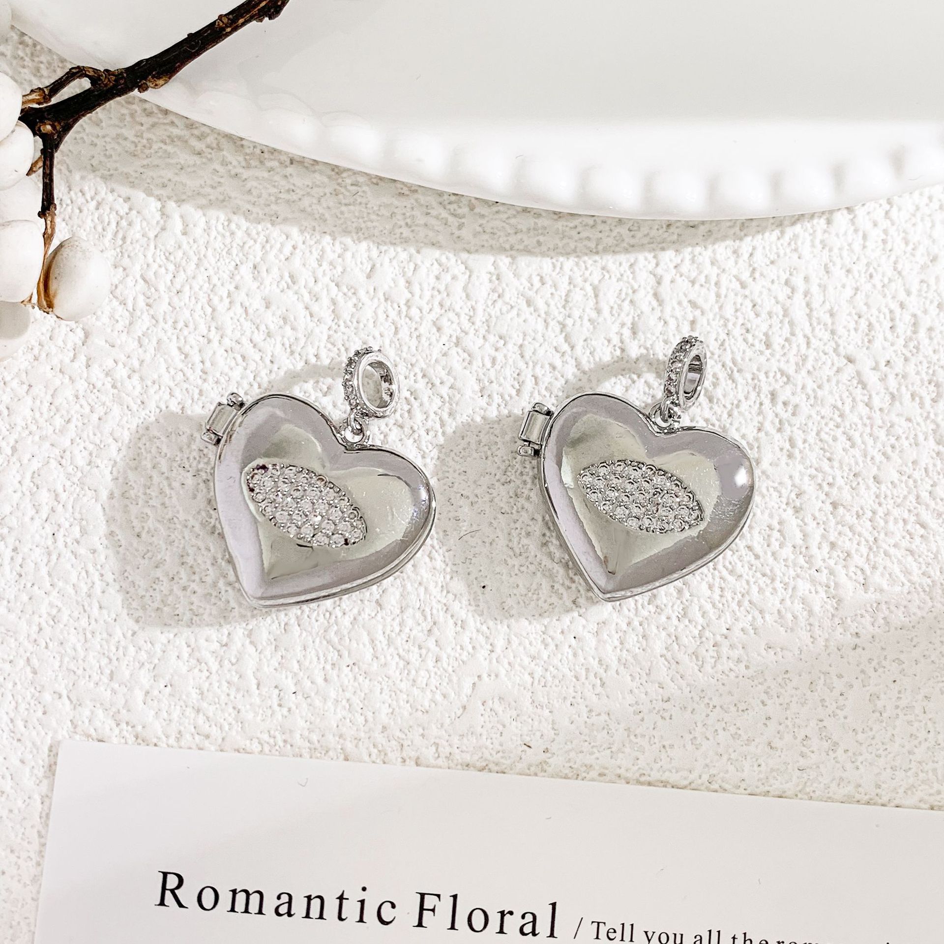 Xl4116 eye opening and closing pendant silver