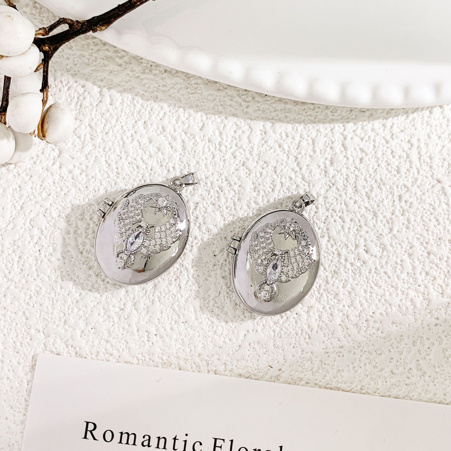 5:Xl3706 eagle opening and closing pendant silver white