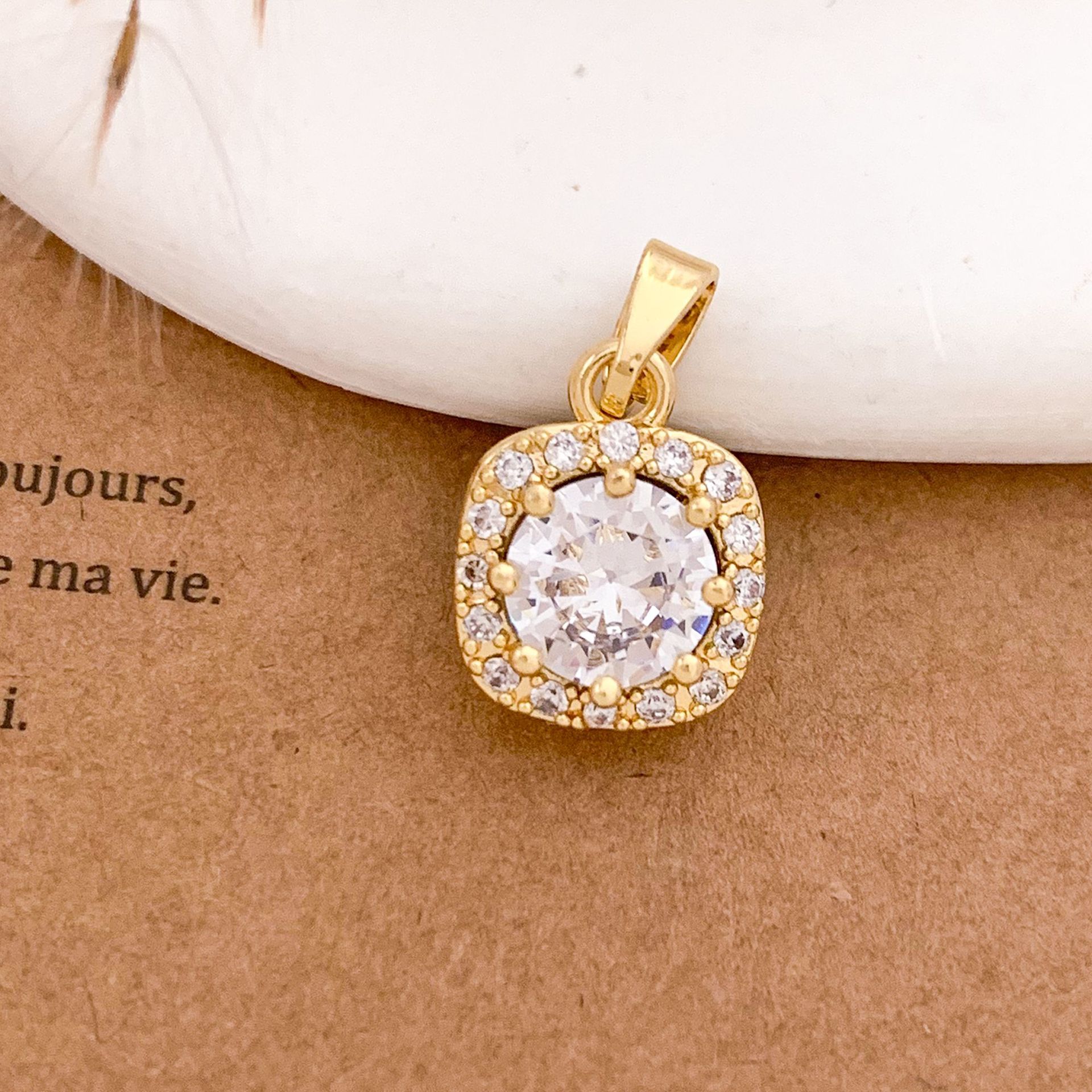Xl3375 square round pendant gold