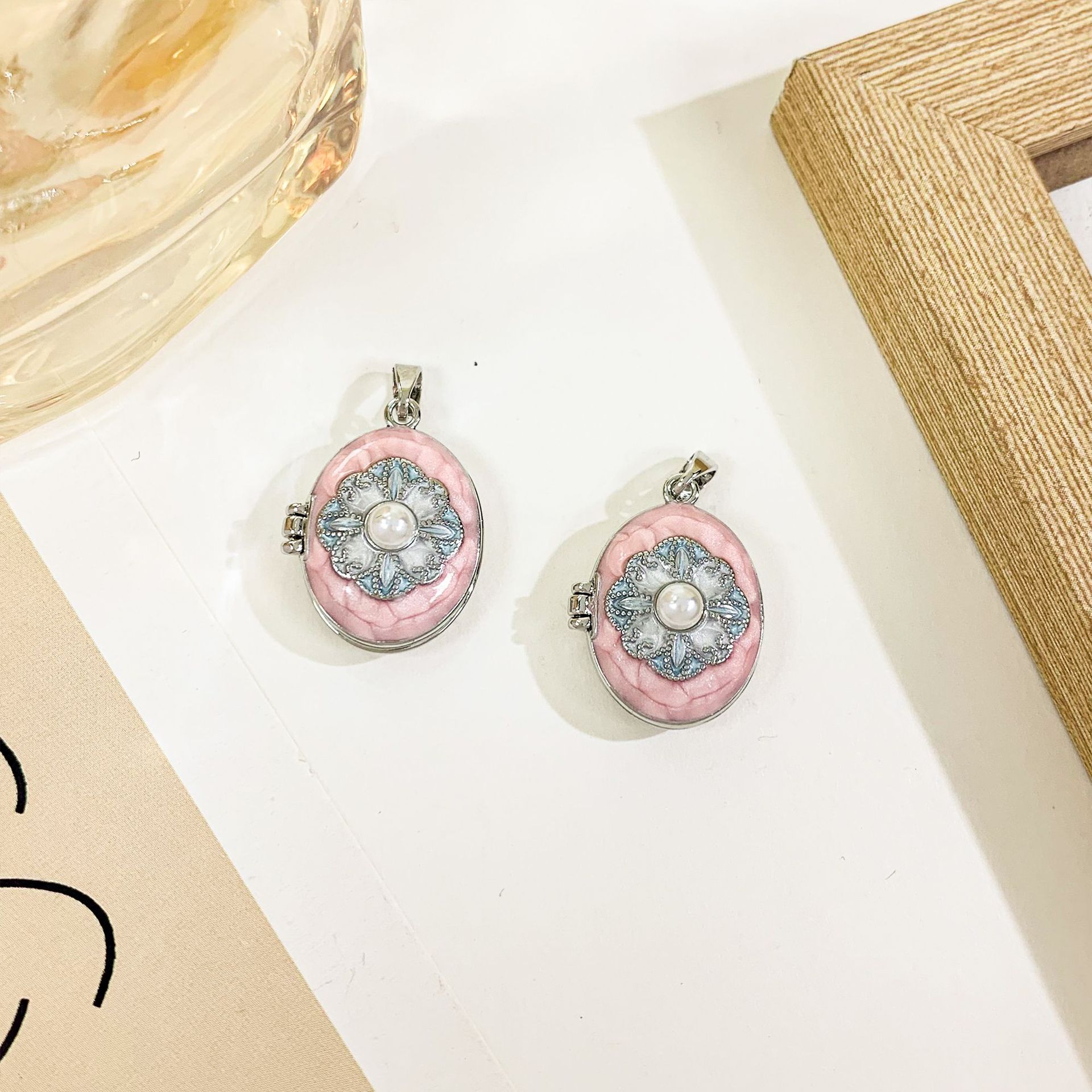 14:Xl4542 four-petal flower photo box pendant silver powder