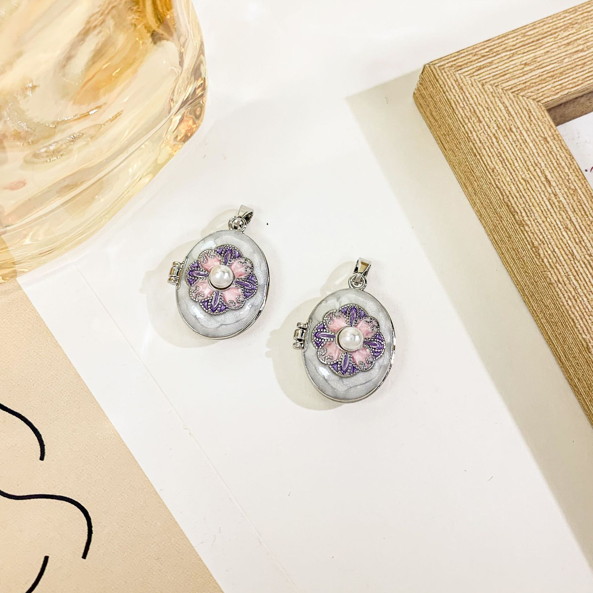 15:Xl4542 four-petal flower photo box pendant silver white