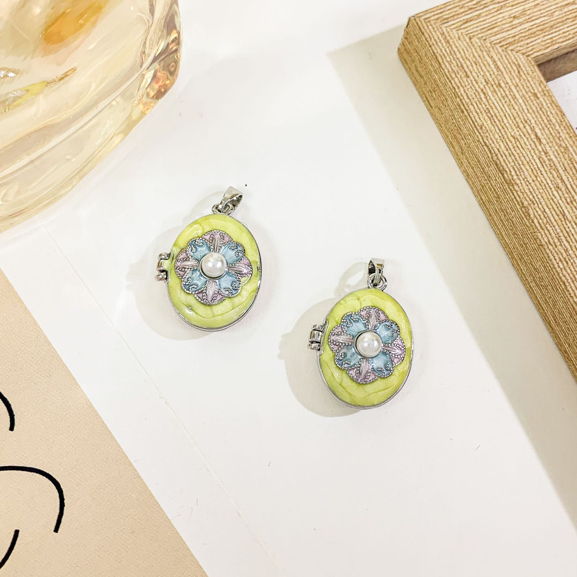 16:Xl4542 four-petal flower photo box pendant silver yellow