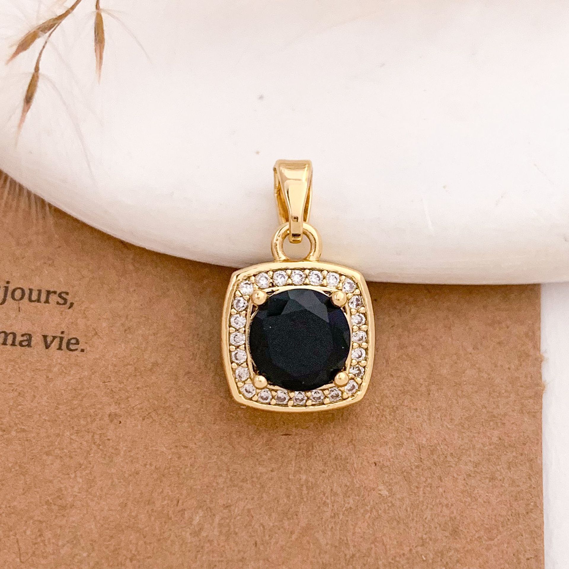4:Xl2739 black square pendant gold