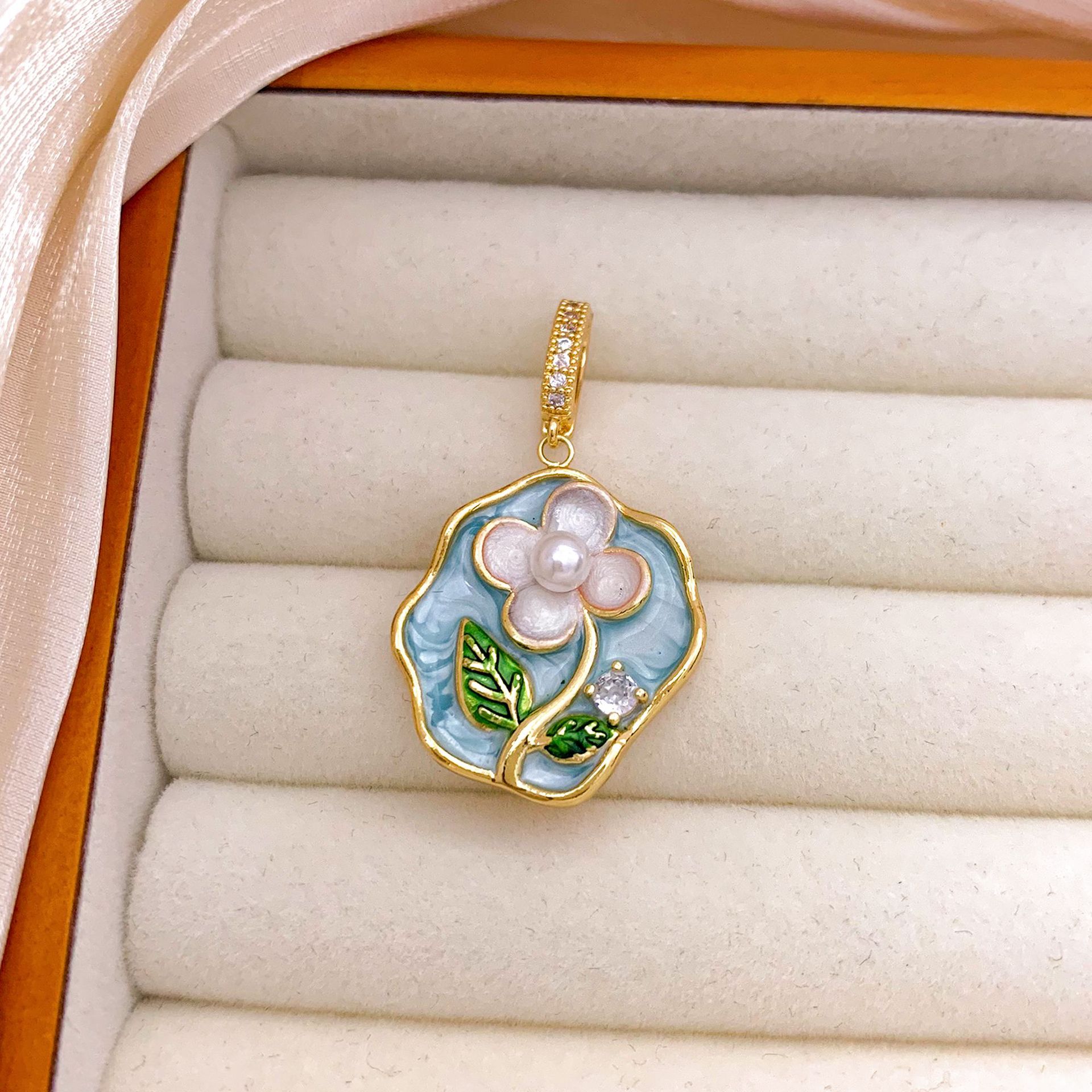 2:Xl3080 four-petal flower pendant gold light blue