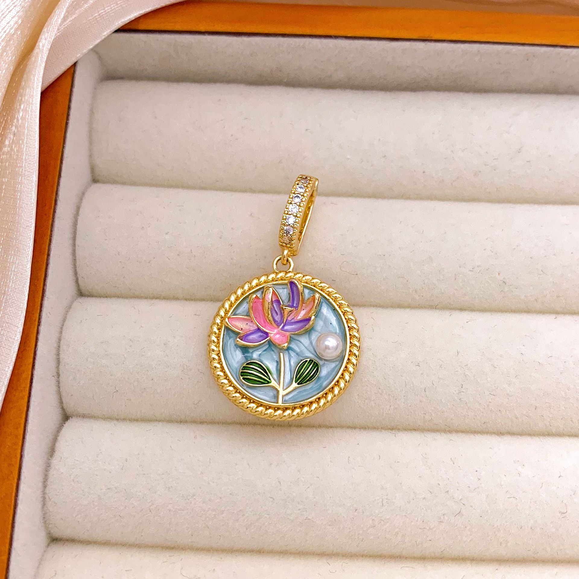 7:Xl3124 lotus pendant gold light blue