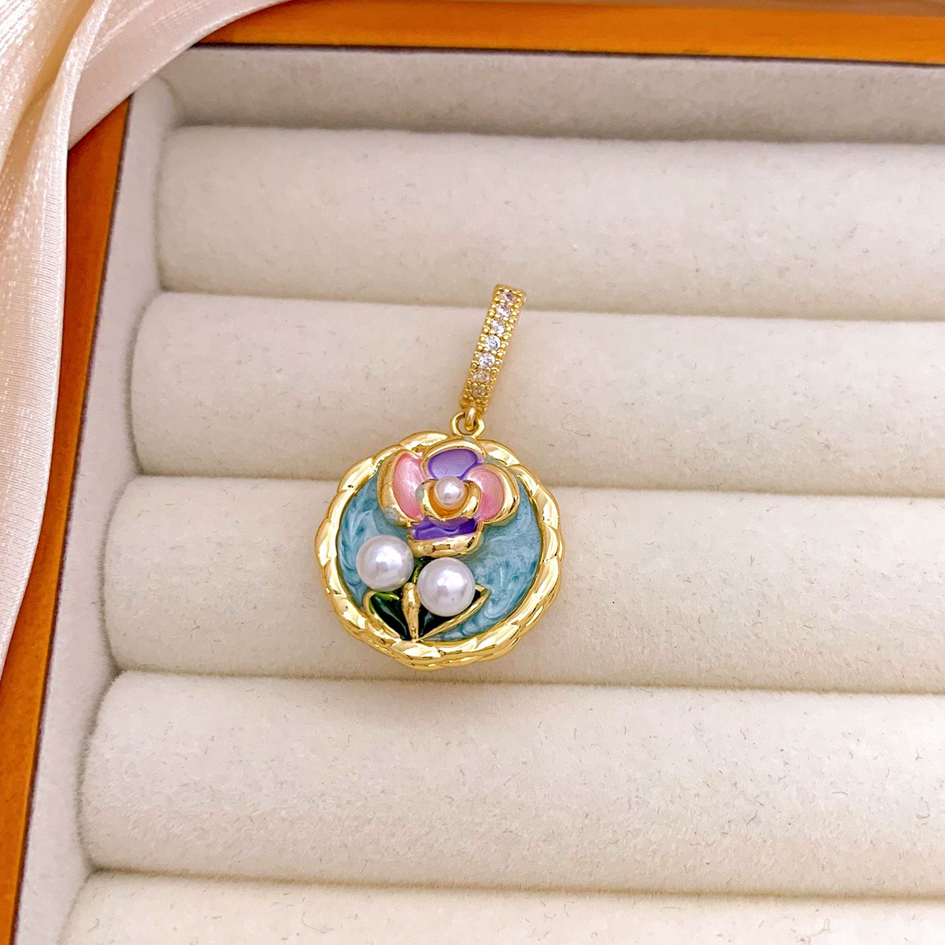 13:Xl3206 four-petal flower pendant gold light blue