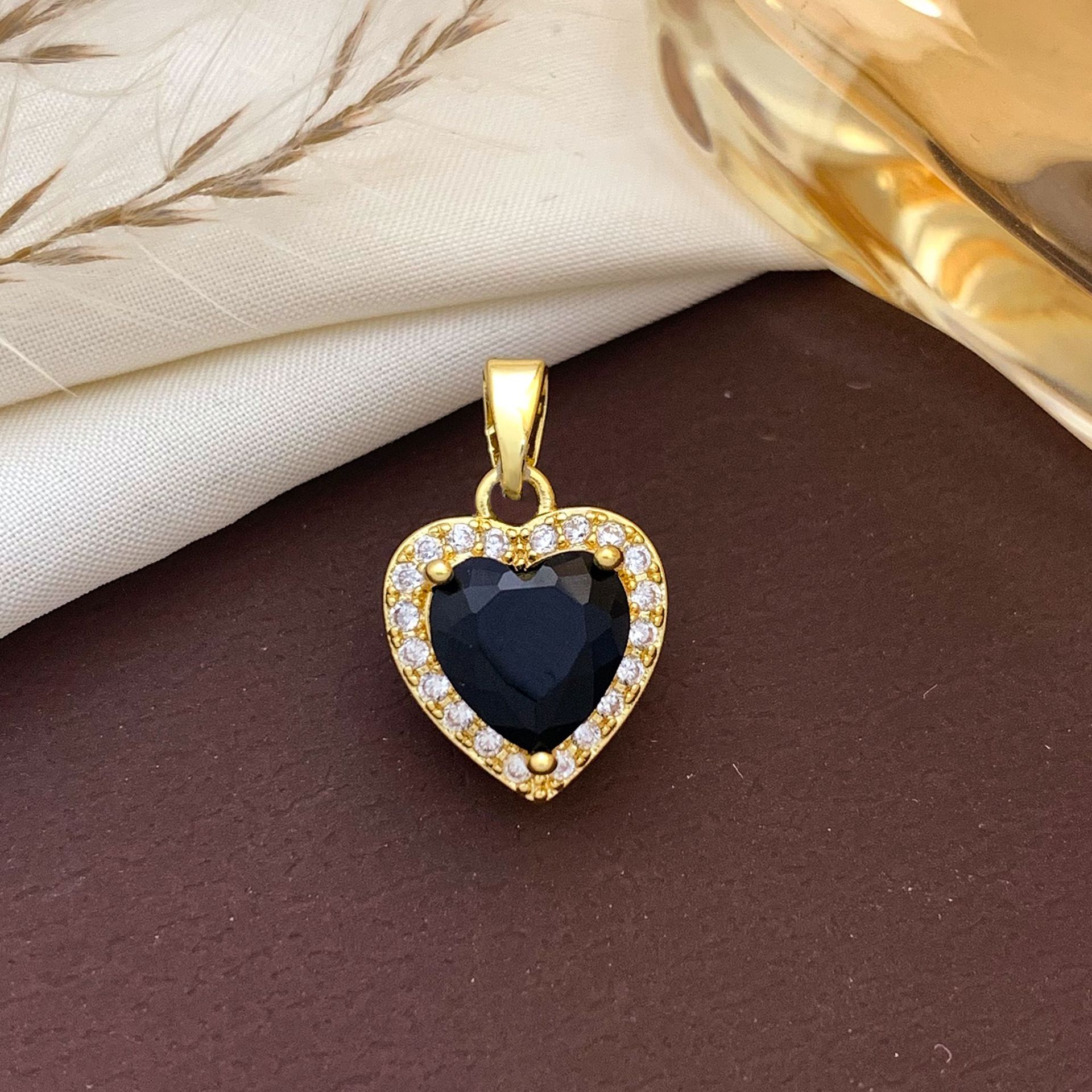 7:Xl727 black love pendant gold