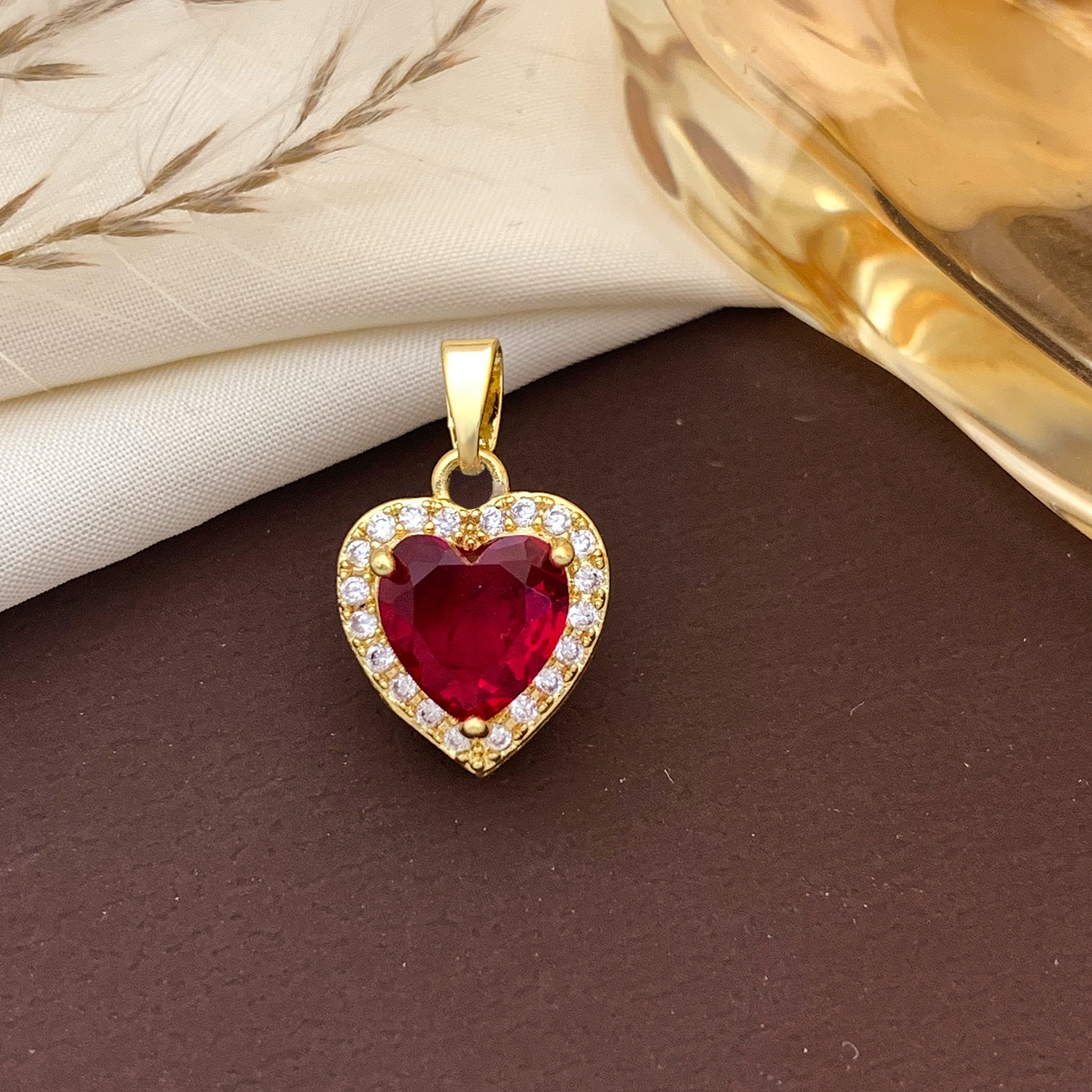 12:Xl727 big red heart pendant gold