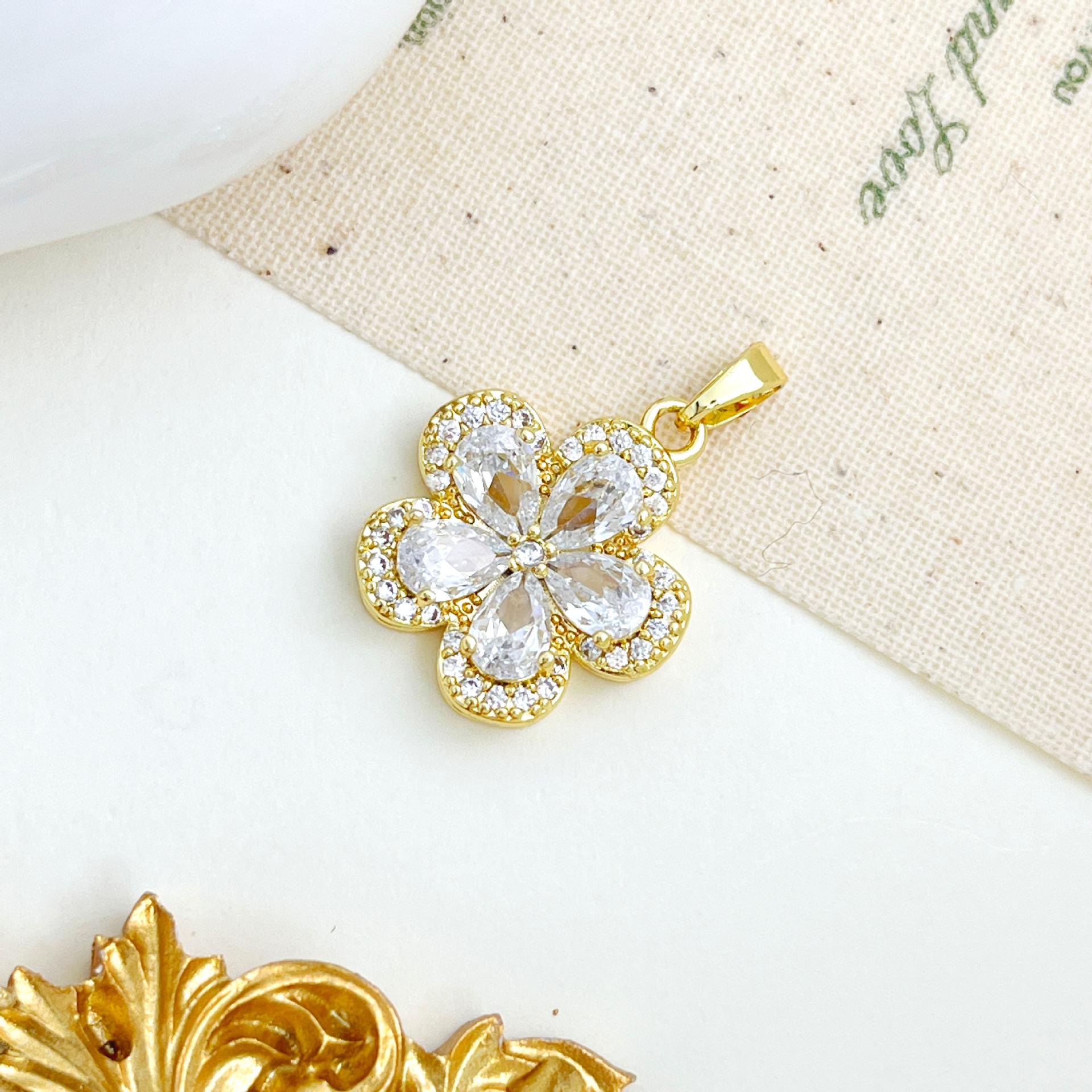 Xl228 five-petal flower pendant gold