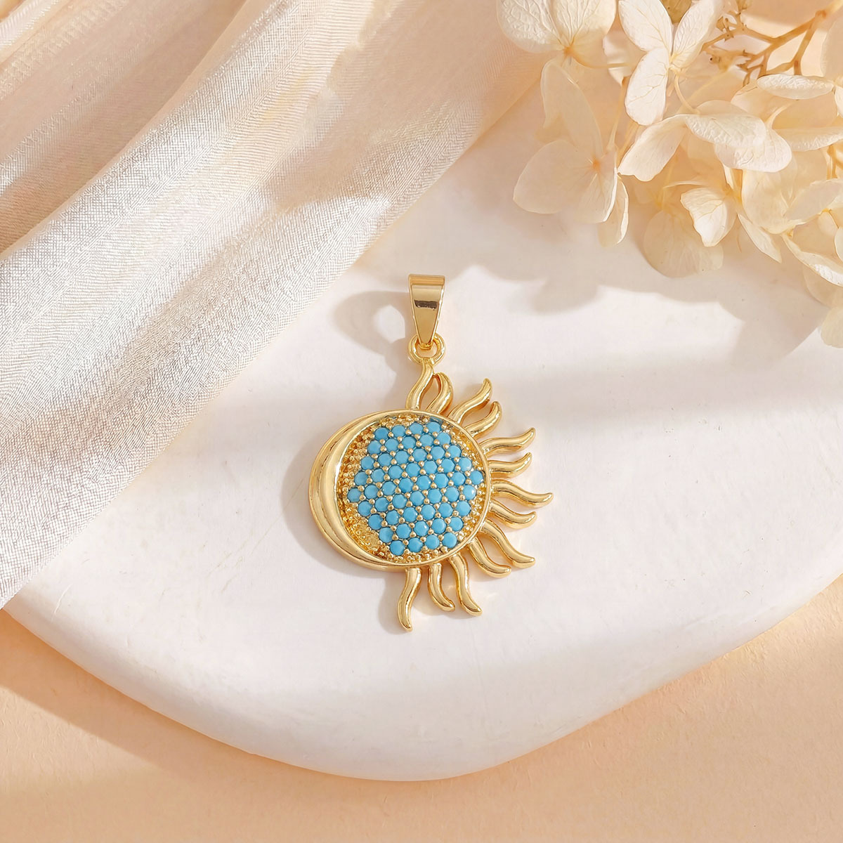 12:Xl5900 sun and moon pendant gold