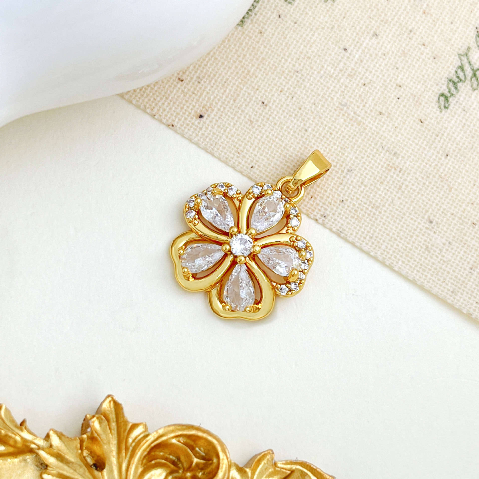 Xl1620 flower pendant gold