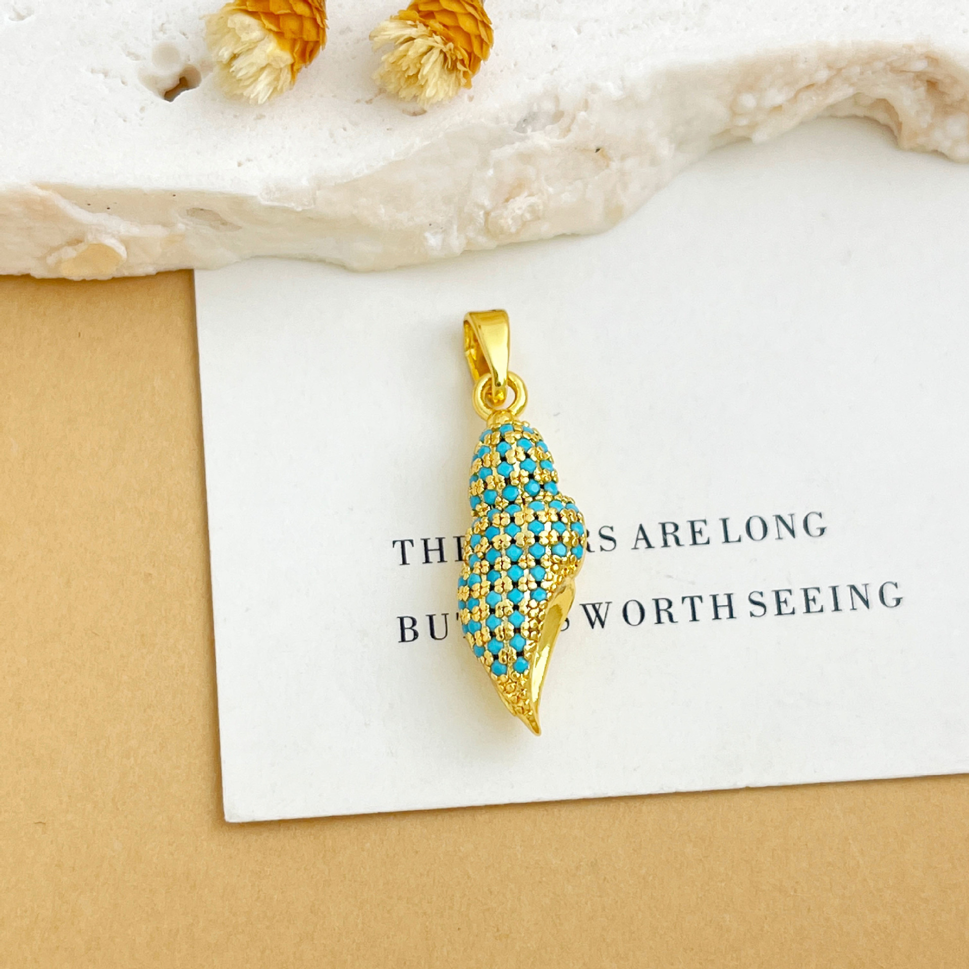 Xl4487 conch pendant gold