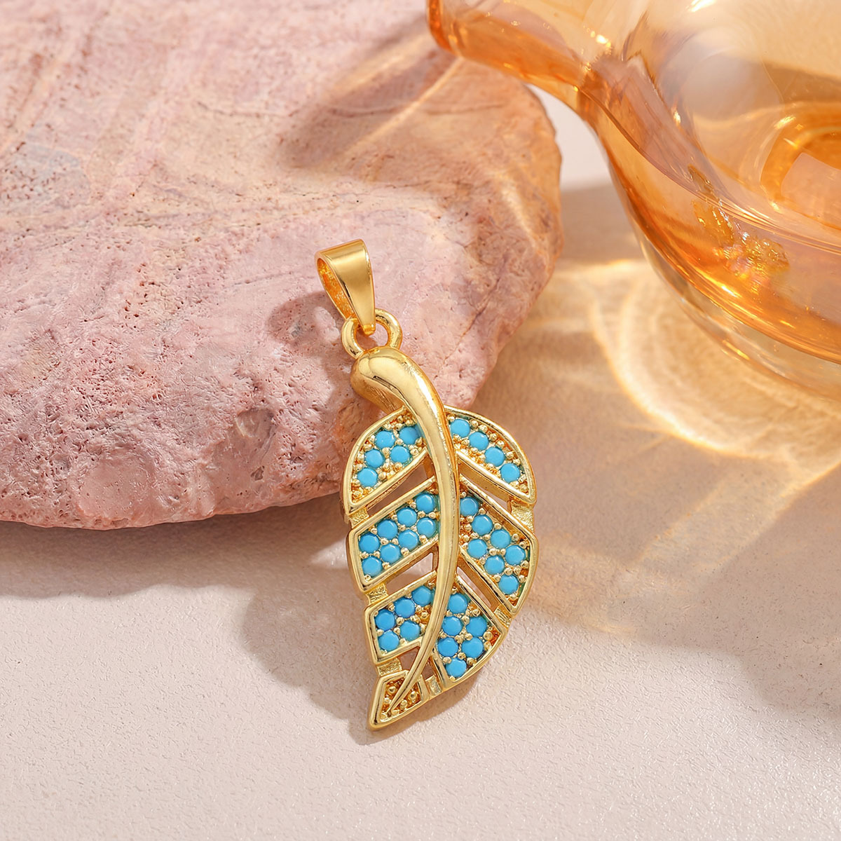 4:Xl1804 leaf pendant gold