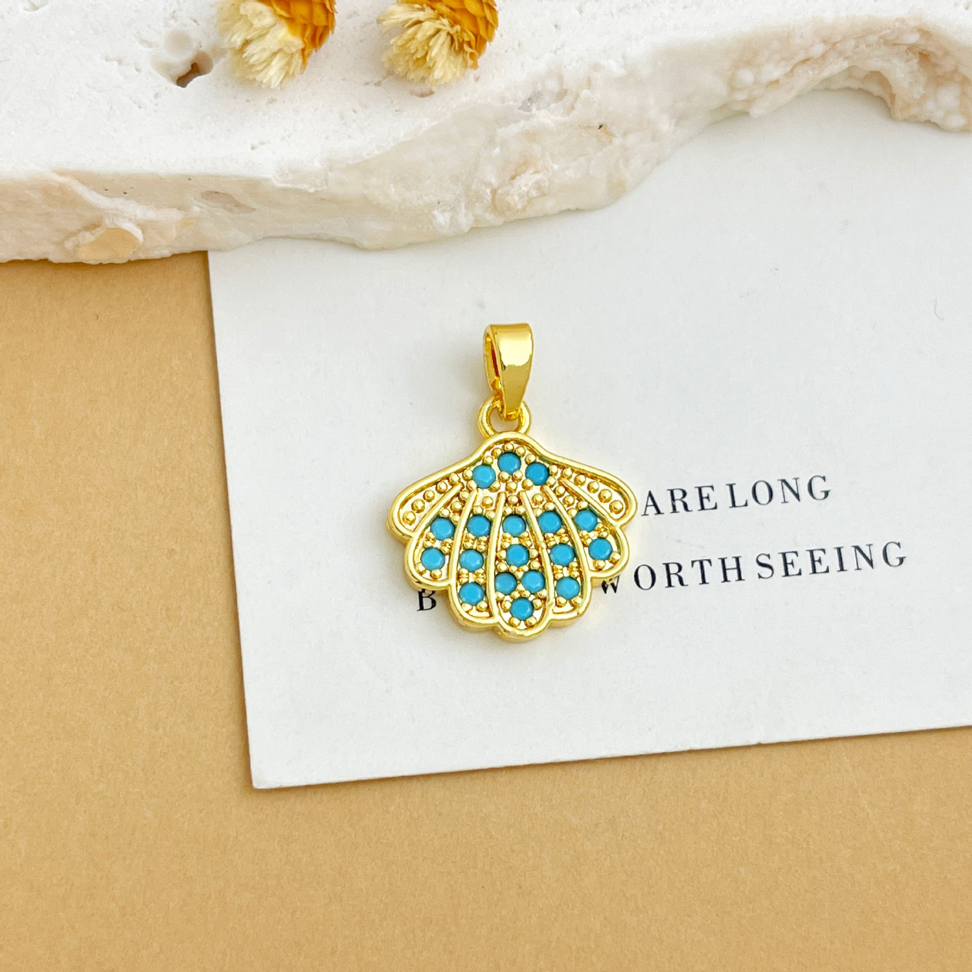 11:Xl4616 shell pendant gold