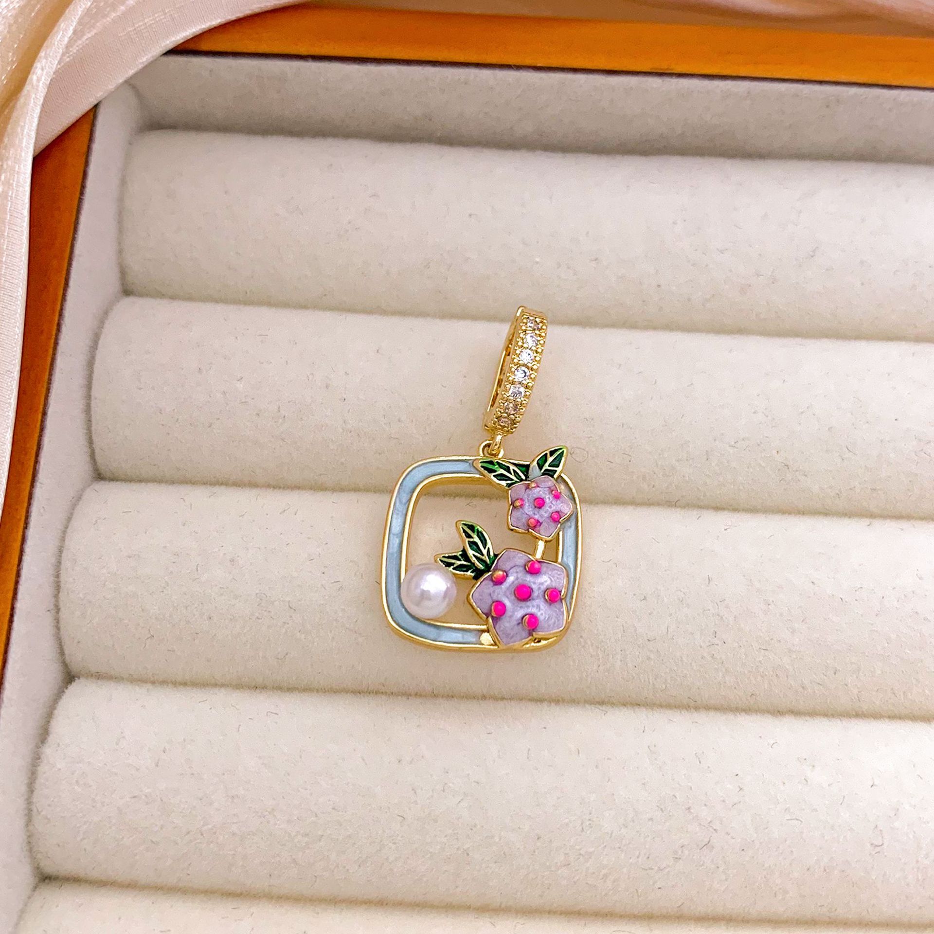 6:Xl3093 peach blossom pendant gold blue