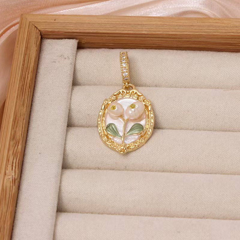 11:Xl3135 oval tulip pendant gold white