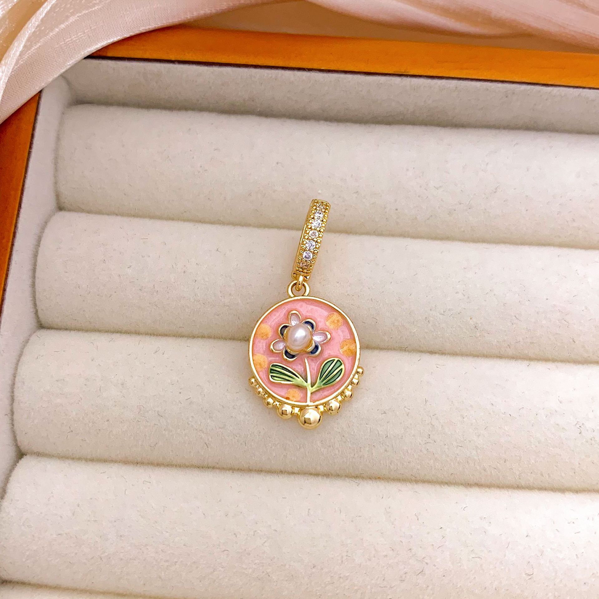 14:Xl3647 round multi-petal flower pendant gold pink