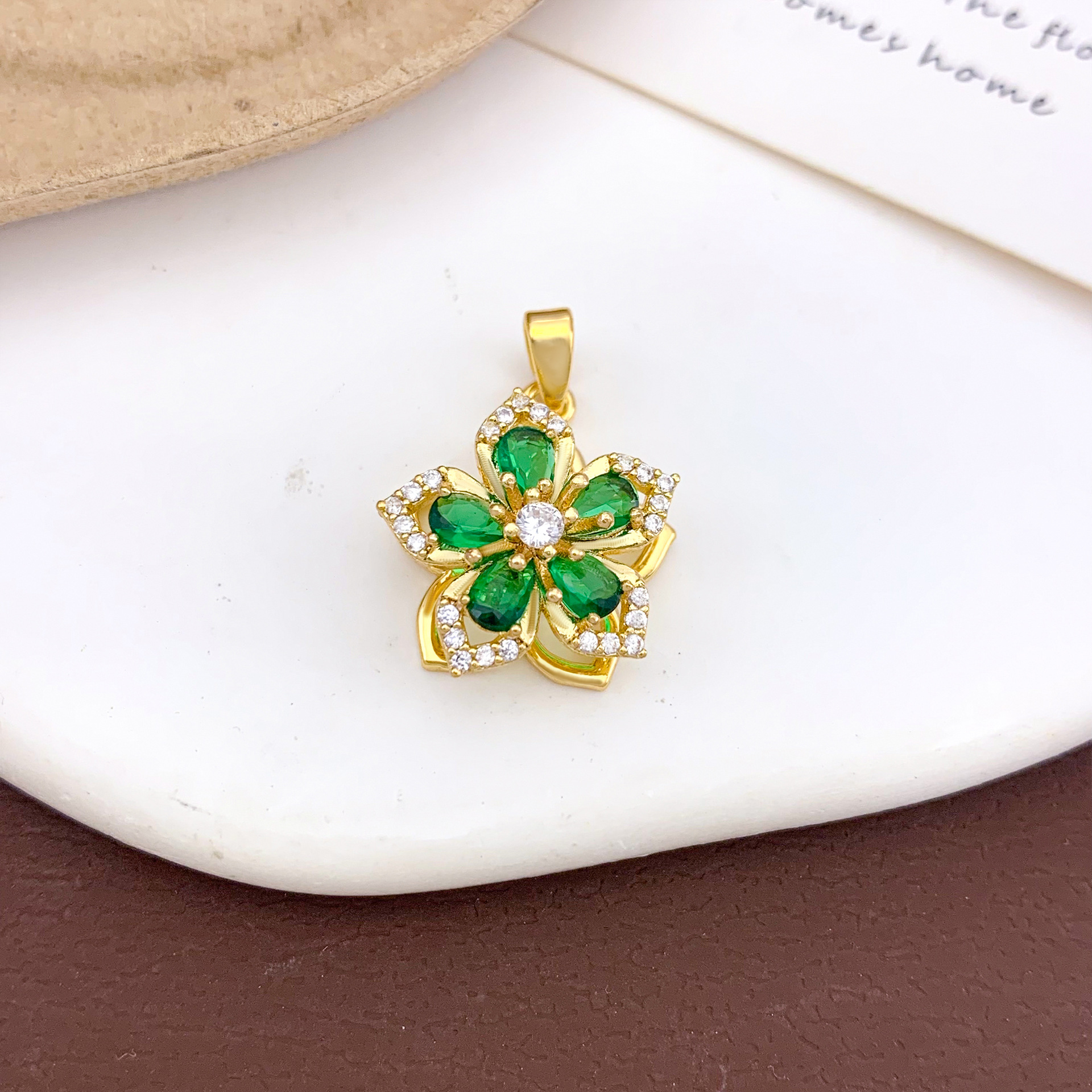 Xl474 rotating green five-petal flower pendant gol