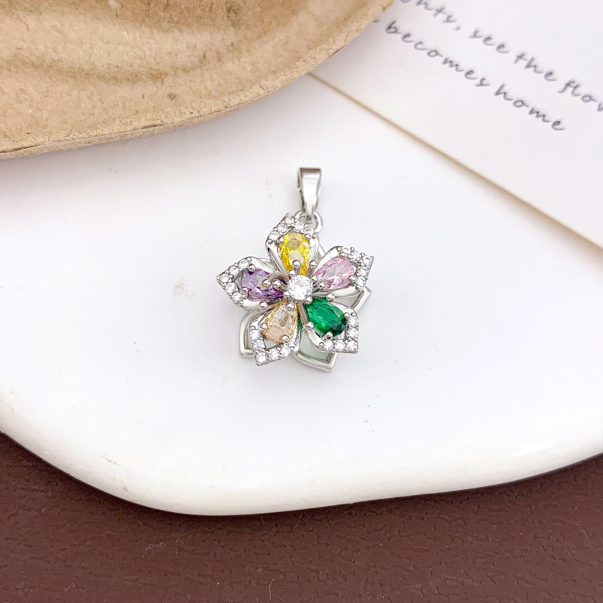 Xl474 rotating colorful five-petal flower pendant