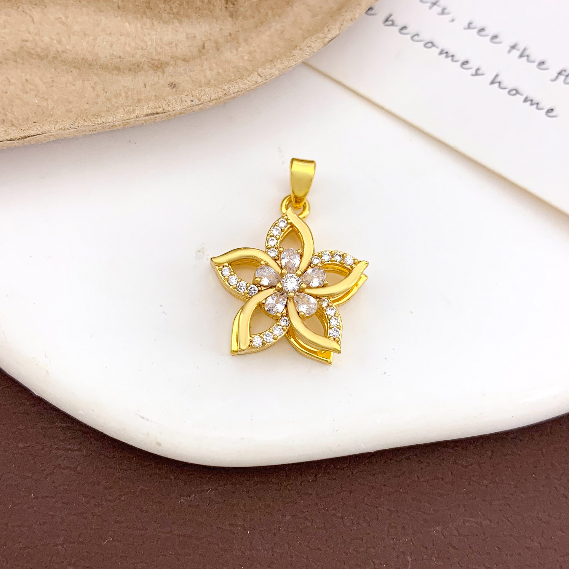 Xl907 rotating five-petal flower pendant gold