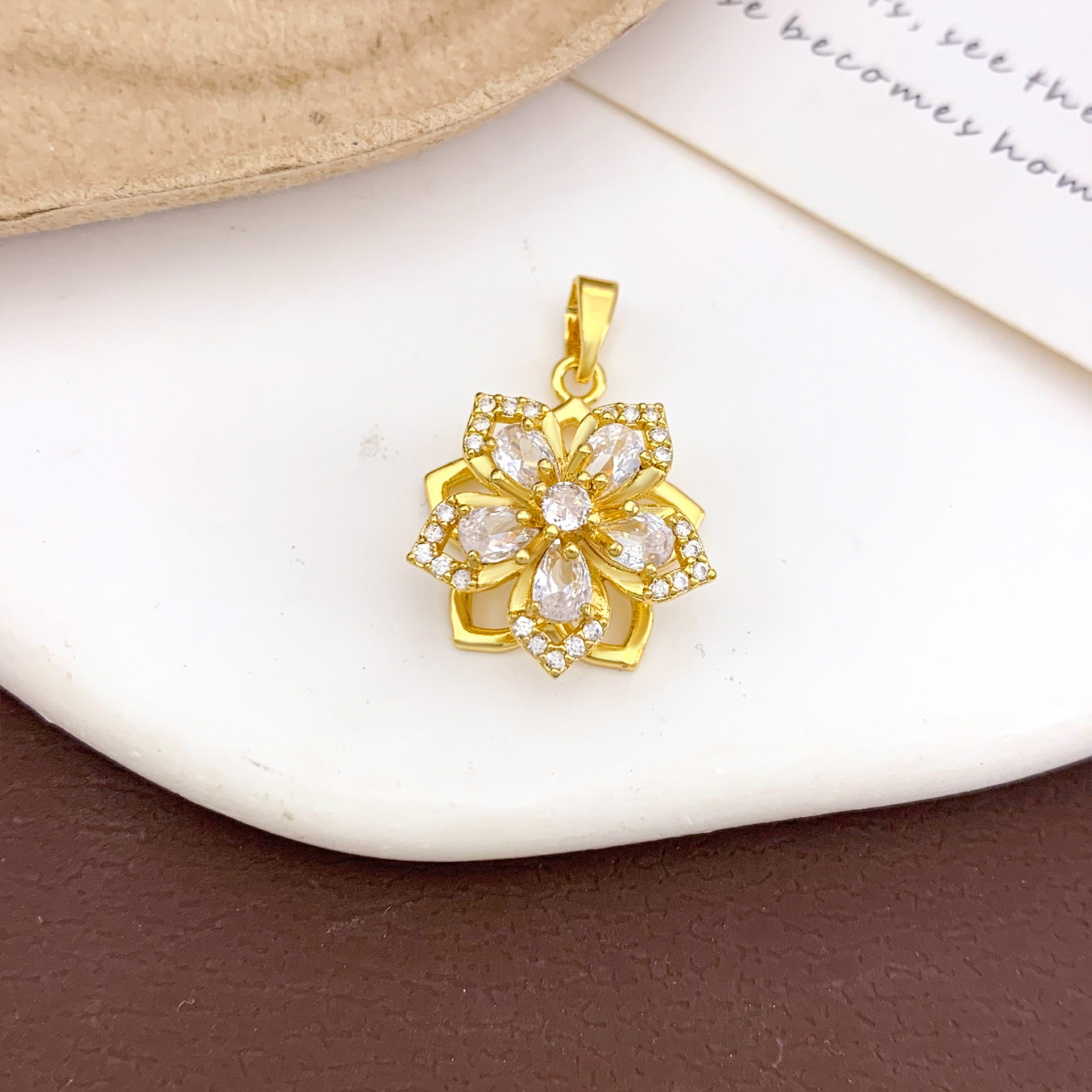 1:Xl474 rotating five-petal flower pendant gold