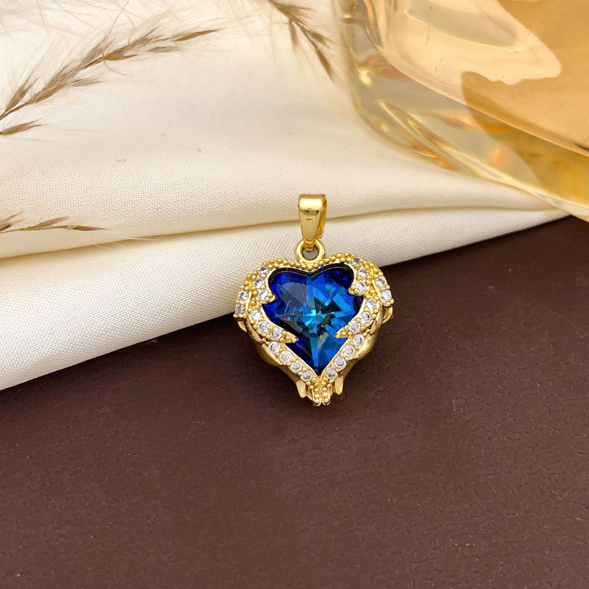 Xl138 blue ocean heart pendant gold