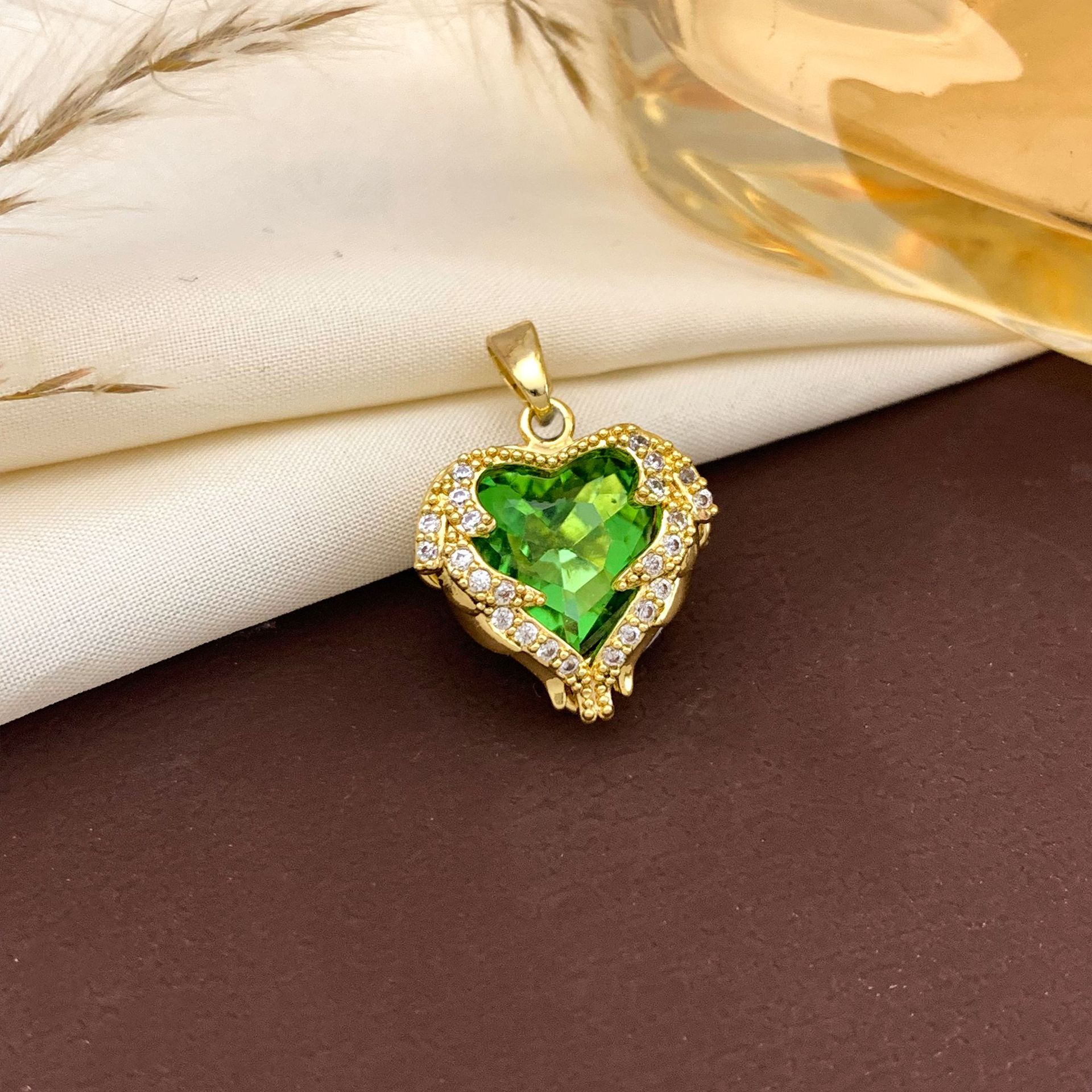 3:Xl138 fruit green ocean heart pendant gold