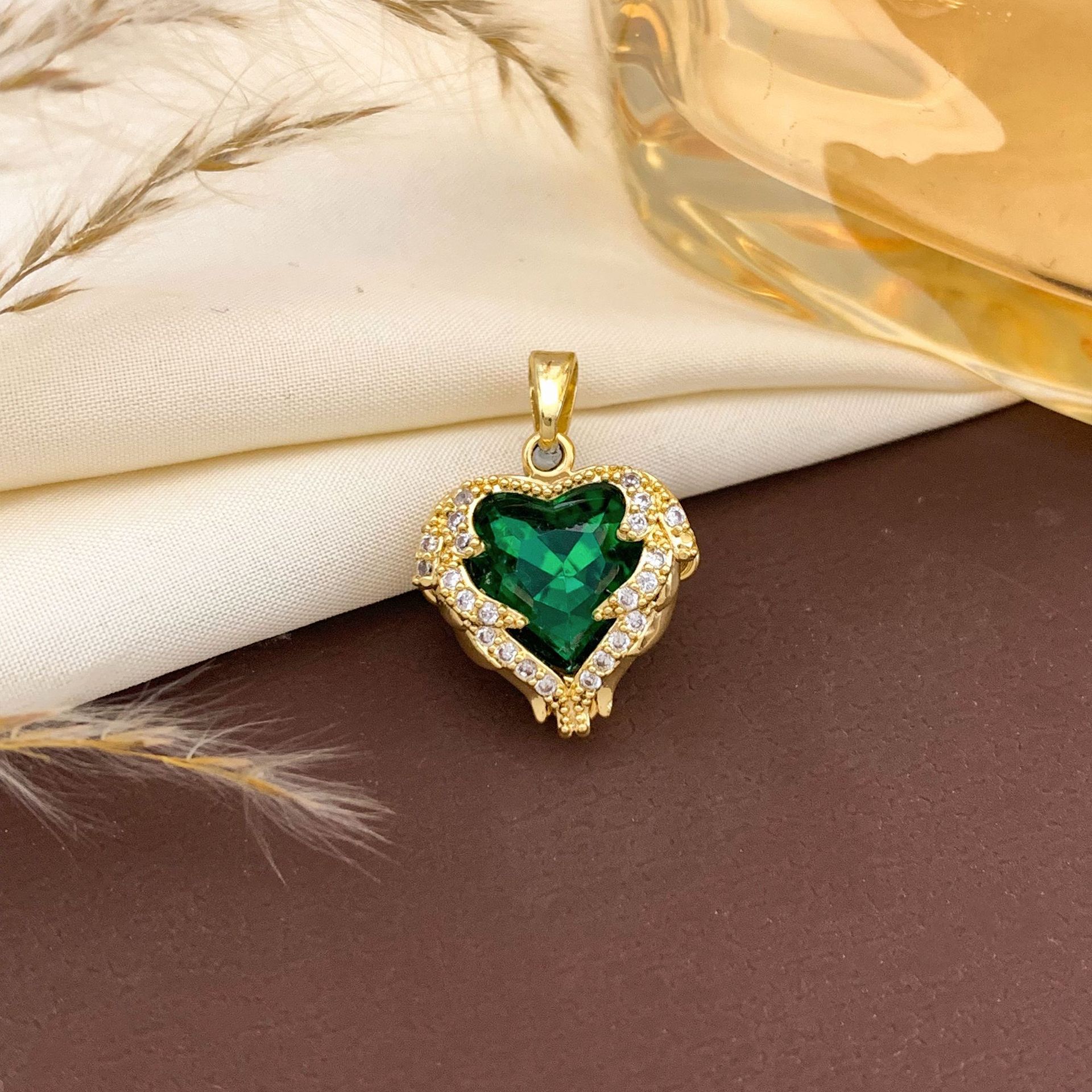 8:Xl138 emerald ocean heart pendant gold