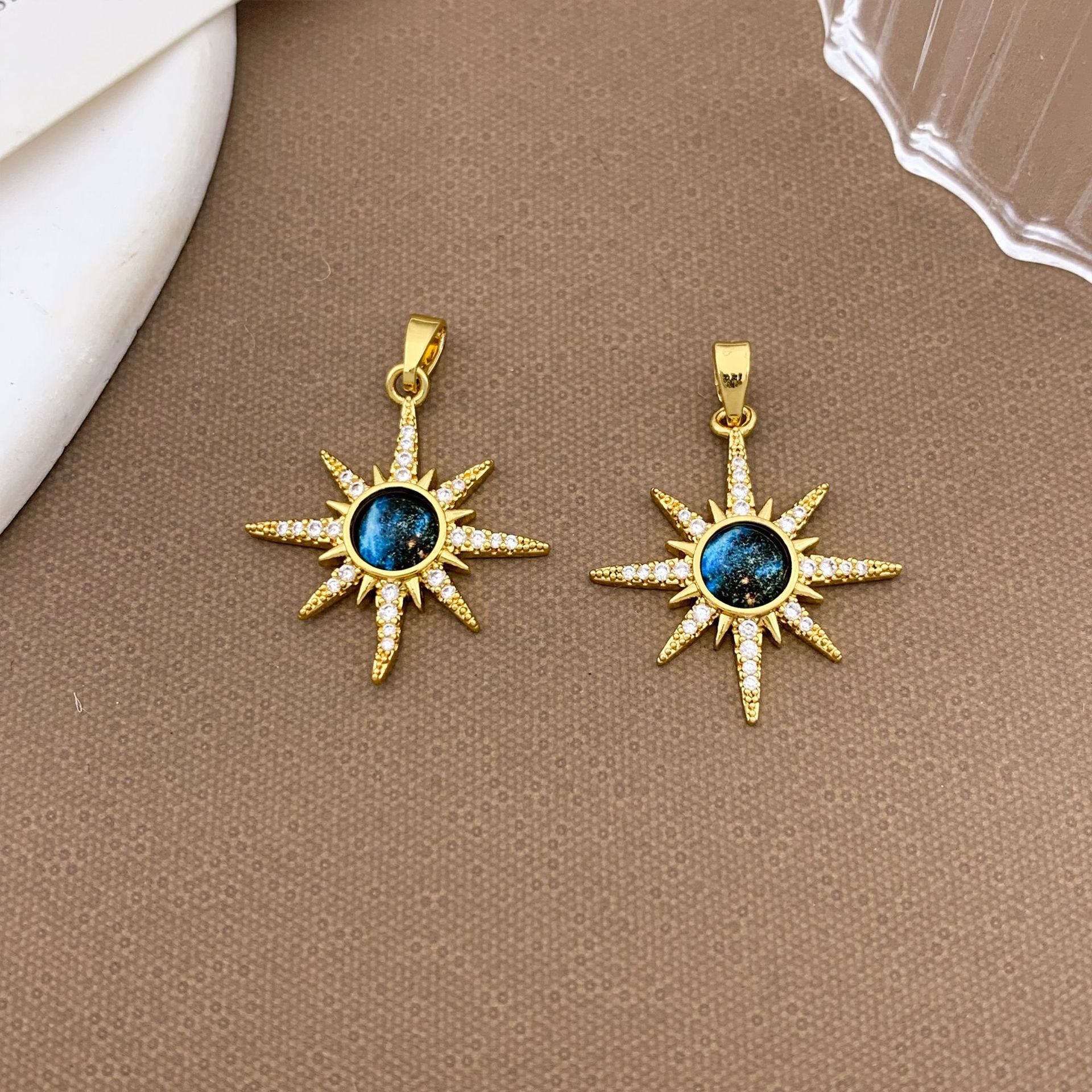 4:Xl1162 eight-pointed star planet pendant gold