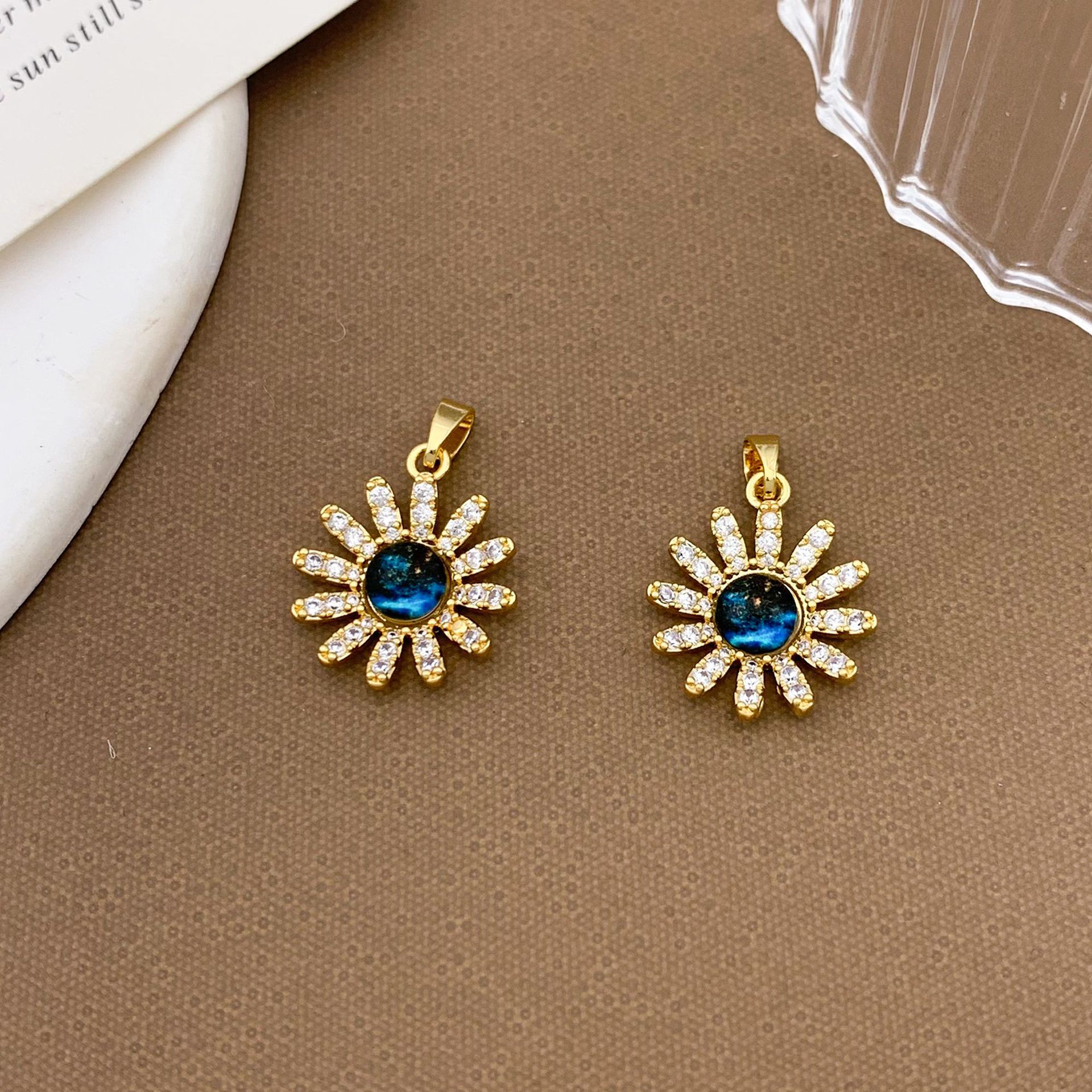 11:Xl1402 multi-petal flower planet pendant gold