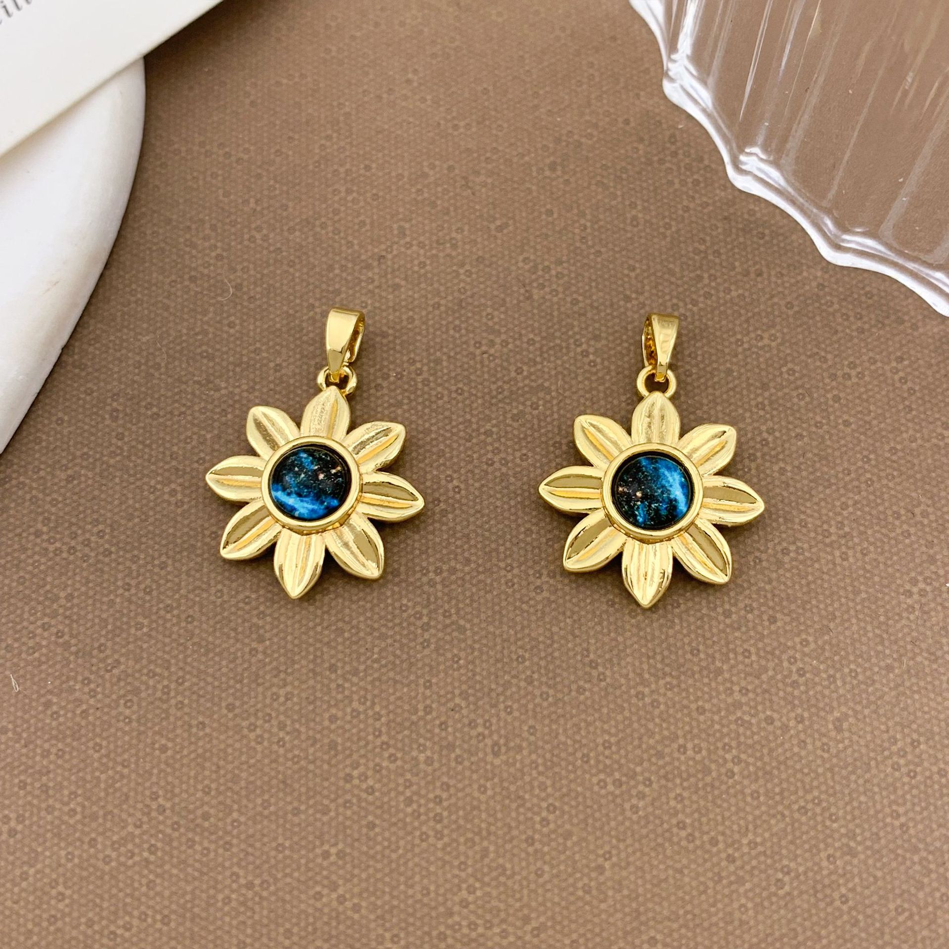 14:Xl1455 multi-petal flower planet pendant gold