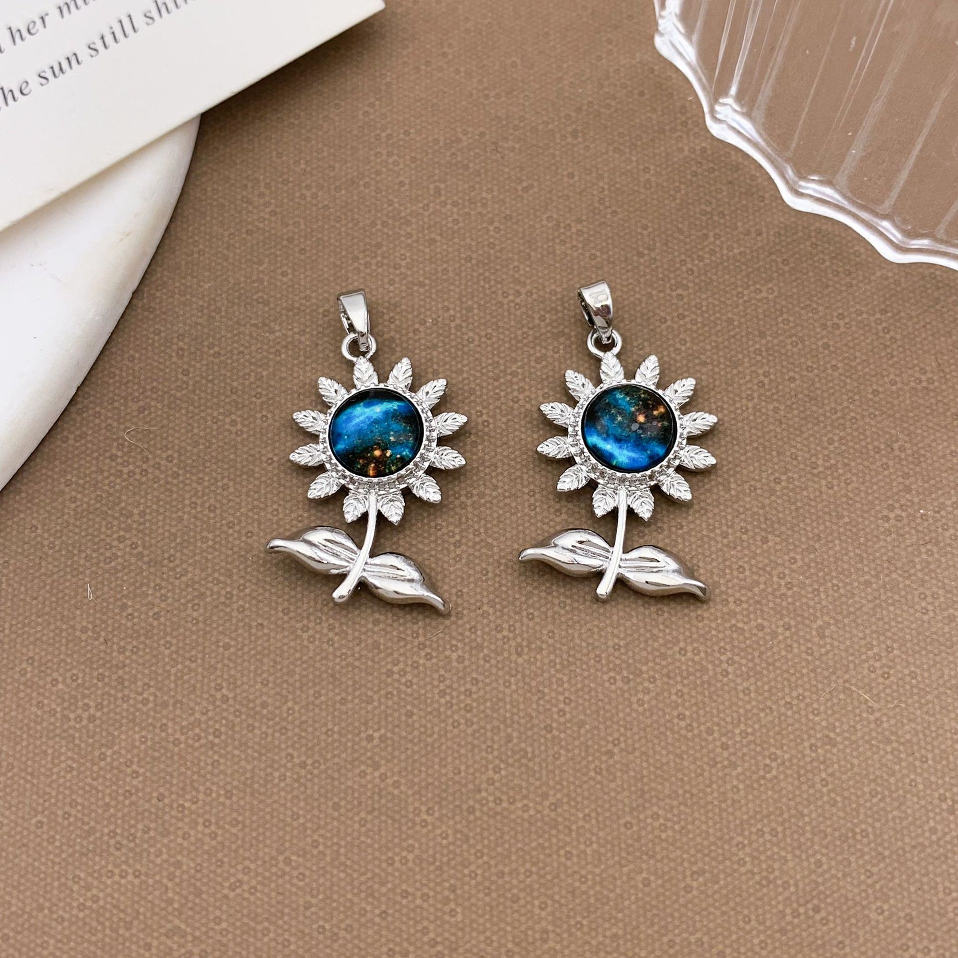 16:Xl1530 sunflower planet pendant silver