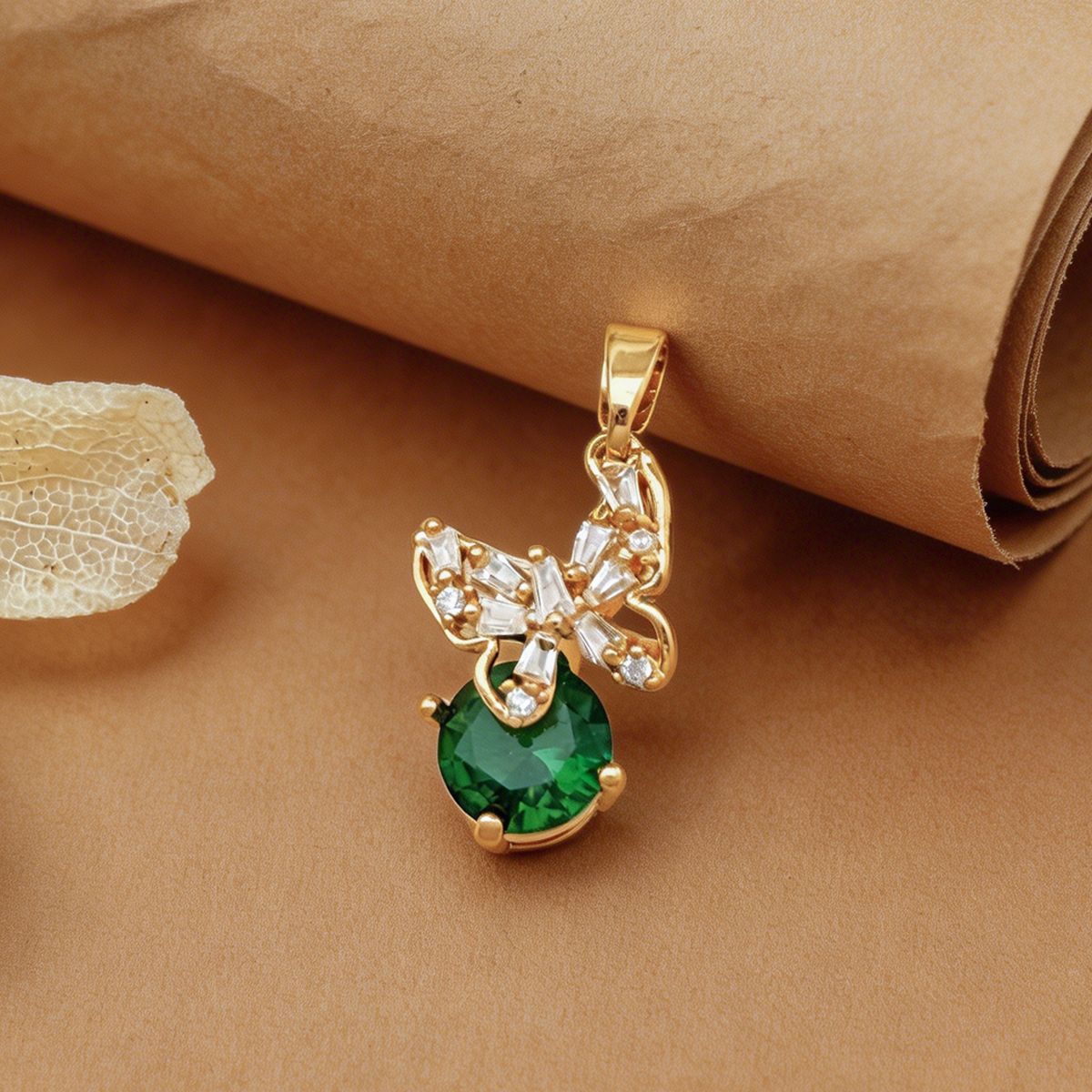 5:Xl473 butterfly pendant gold green