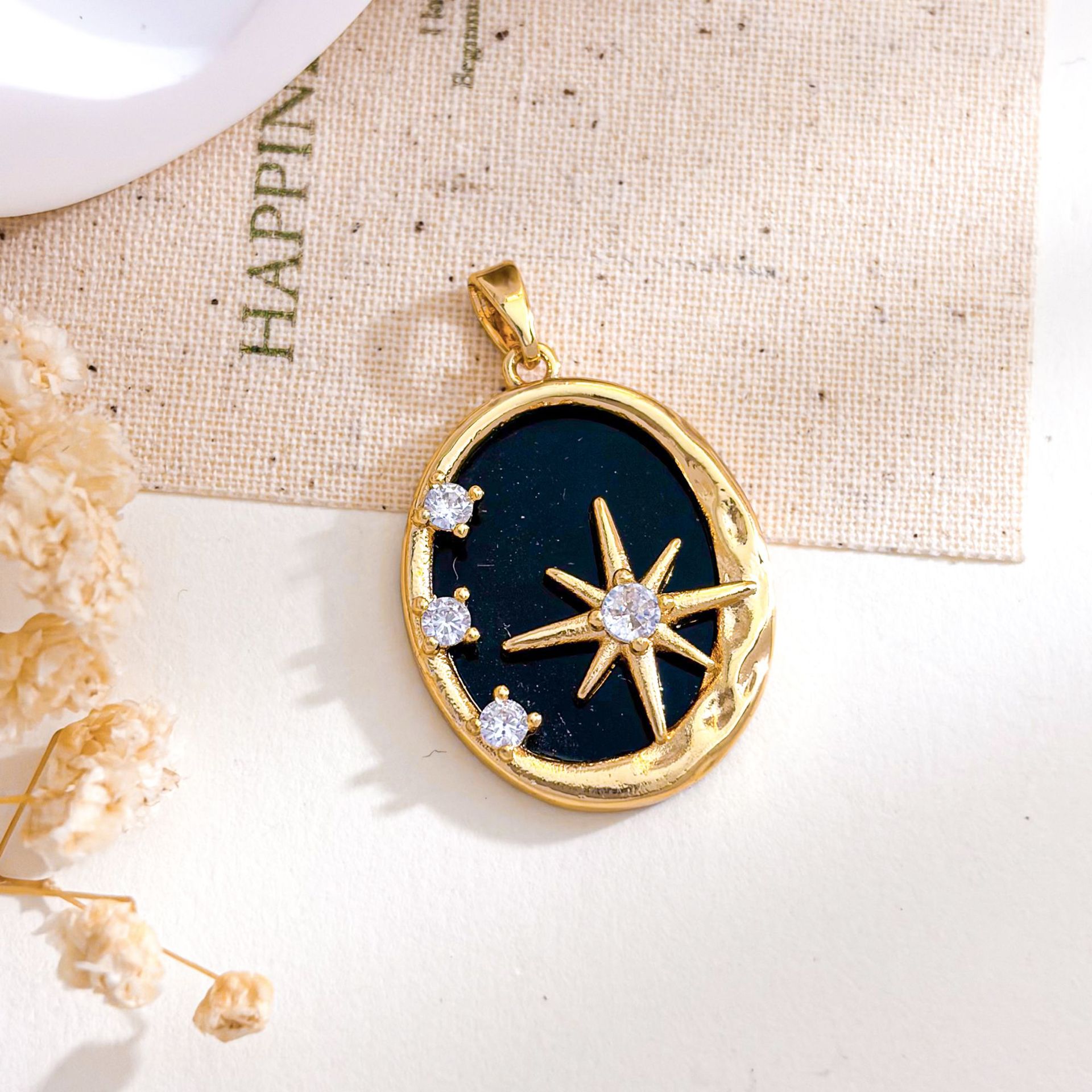 Xl5636 oval eight-pointed star pendant gold black