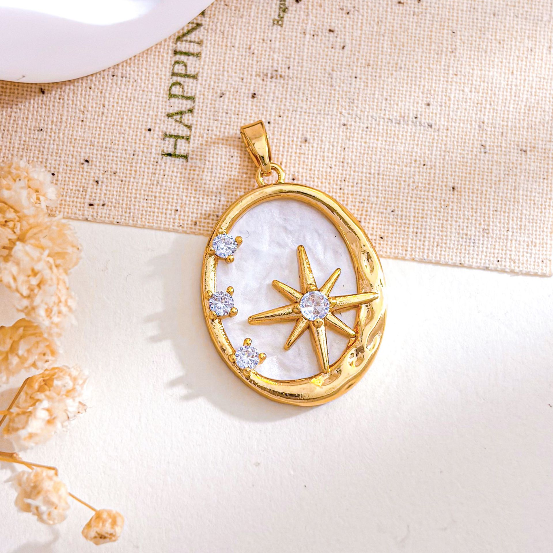 2:Xl5636 oval eight-pointed star pendant gold white