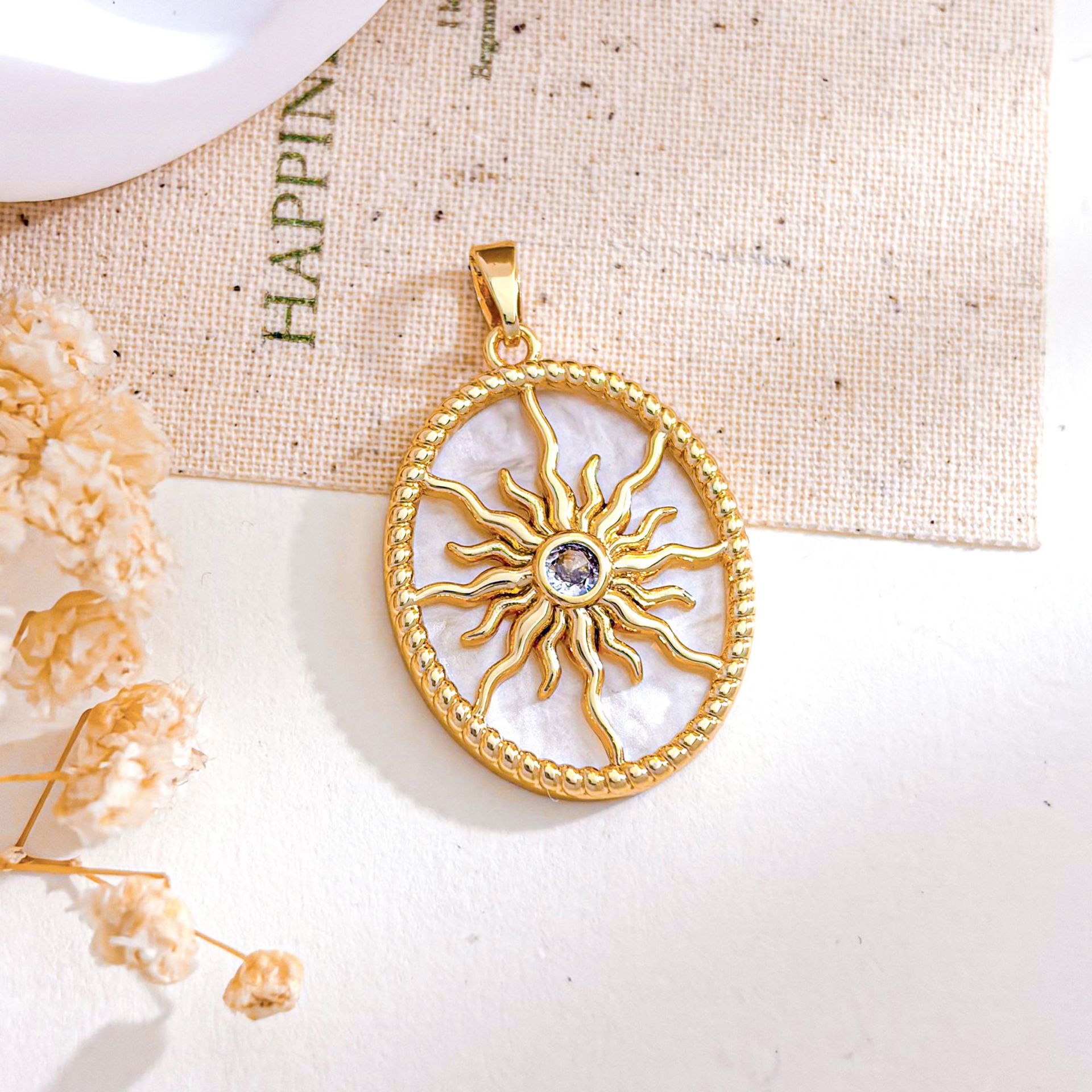 4:Xl5637 oval sun pendant gold white