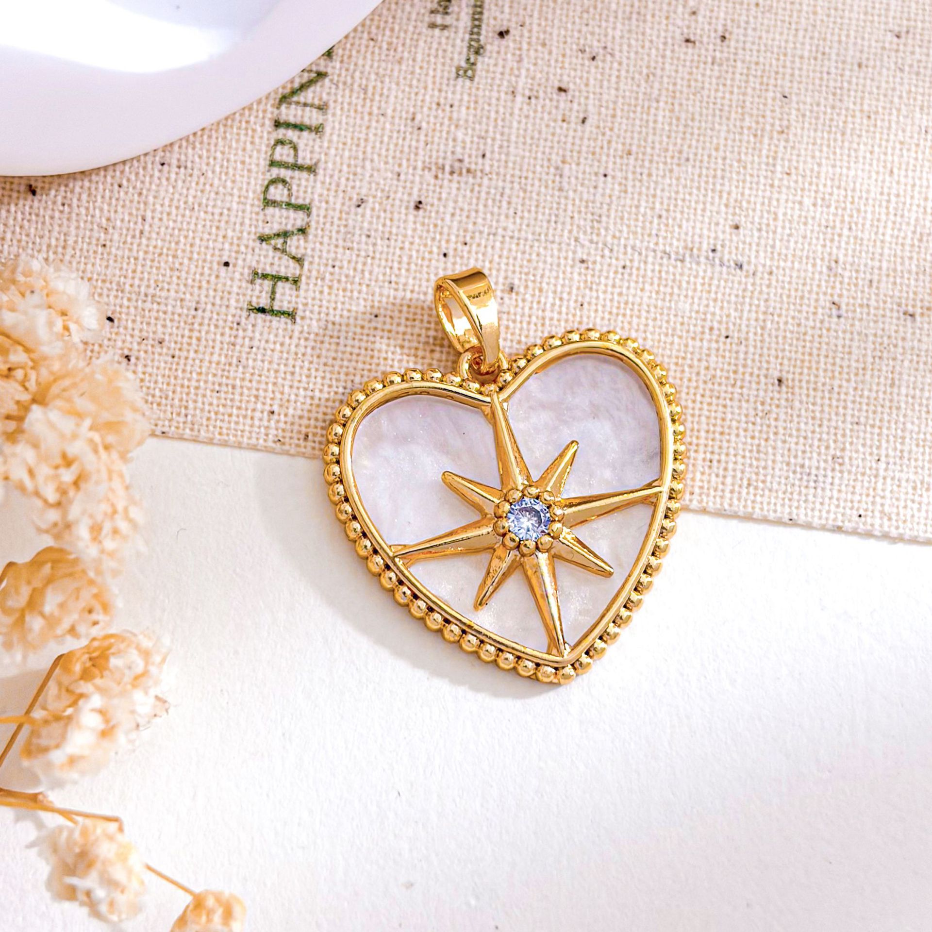 8:Xl5639 love octagonal star pendant gold white