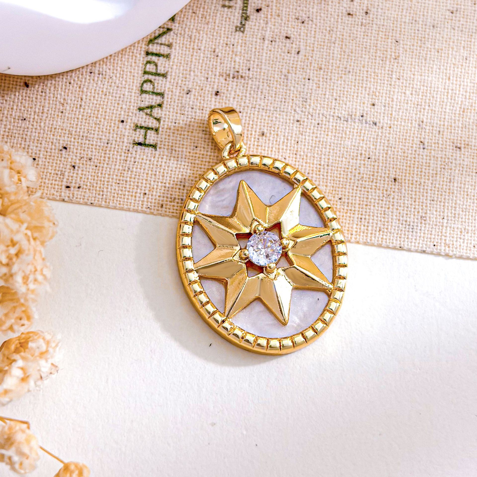 16:Xl5647 oval eight-pointed star pendant gold white