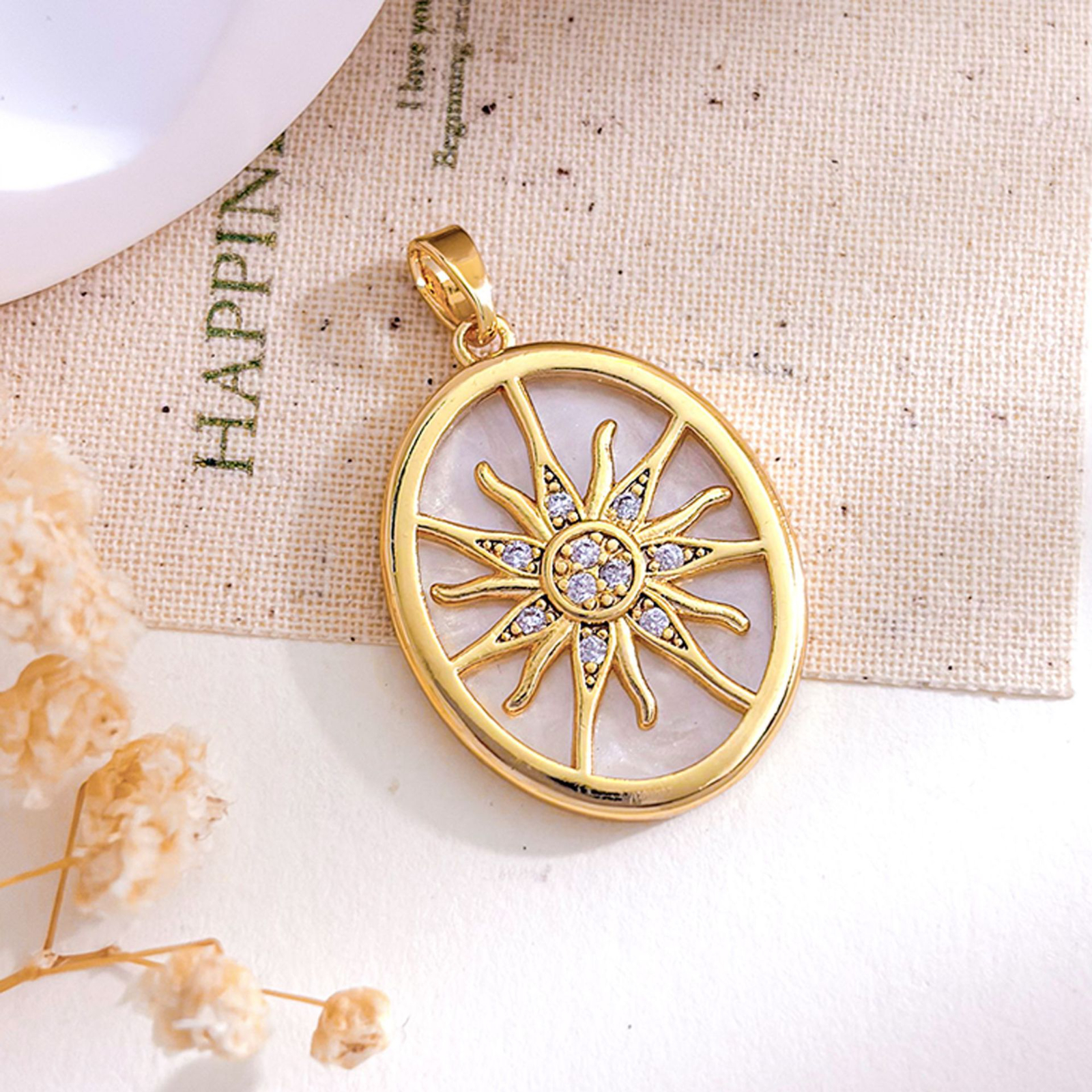 Xl5641 oval sun pendant gold white
