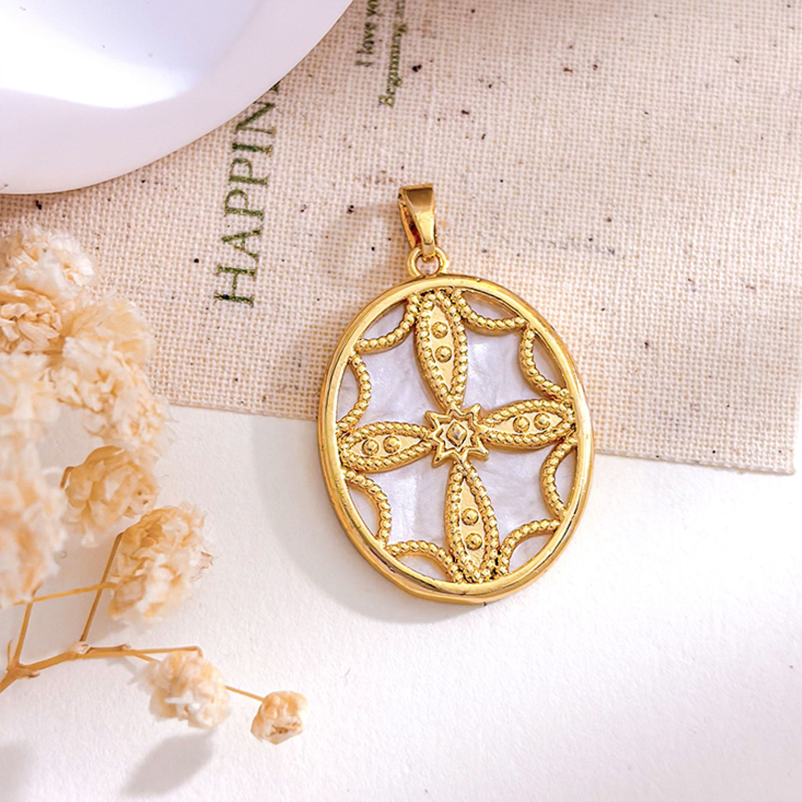 Xl5650 oval four-petal flower pendant gold white