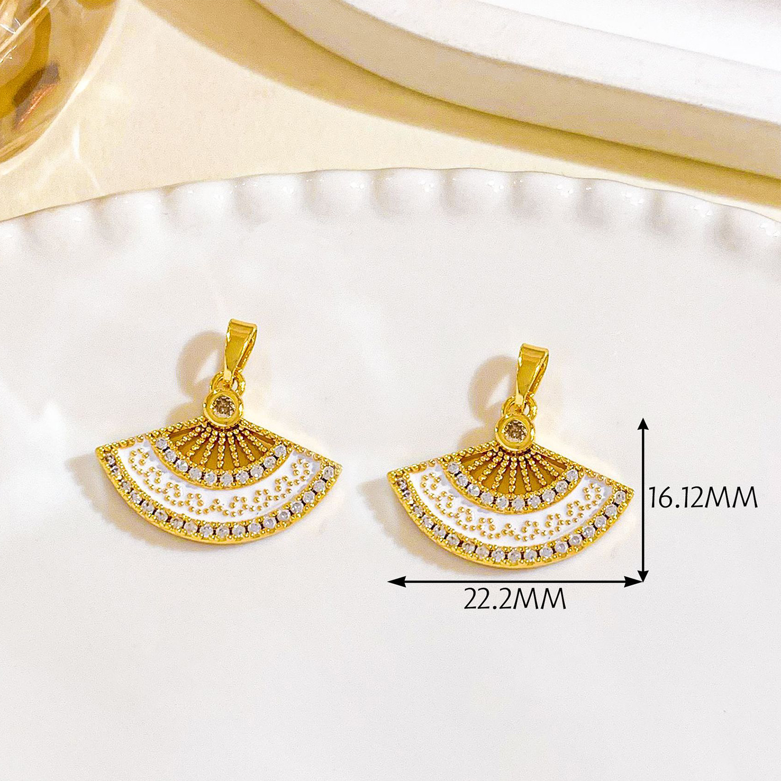 2:Xl3513 hollow folding fan pendant gold