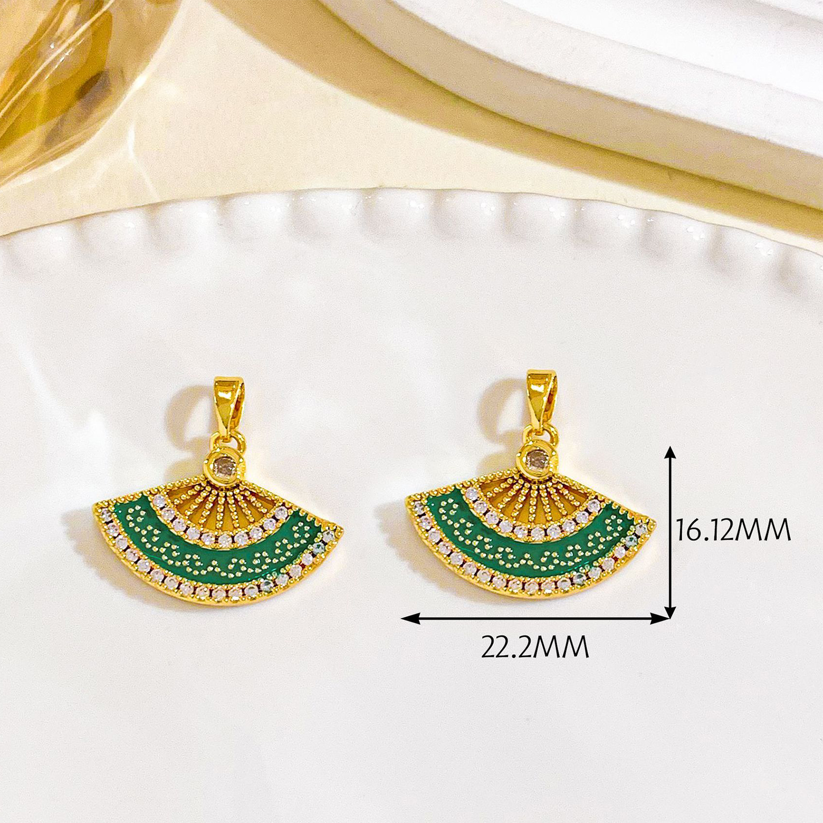 4:Xl3513 green folding fan pendant gold
