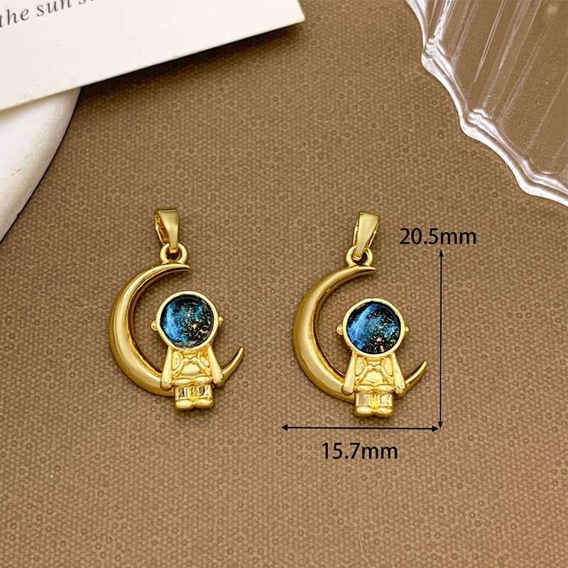 6:Xl1118 moon astronaut pendant gold