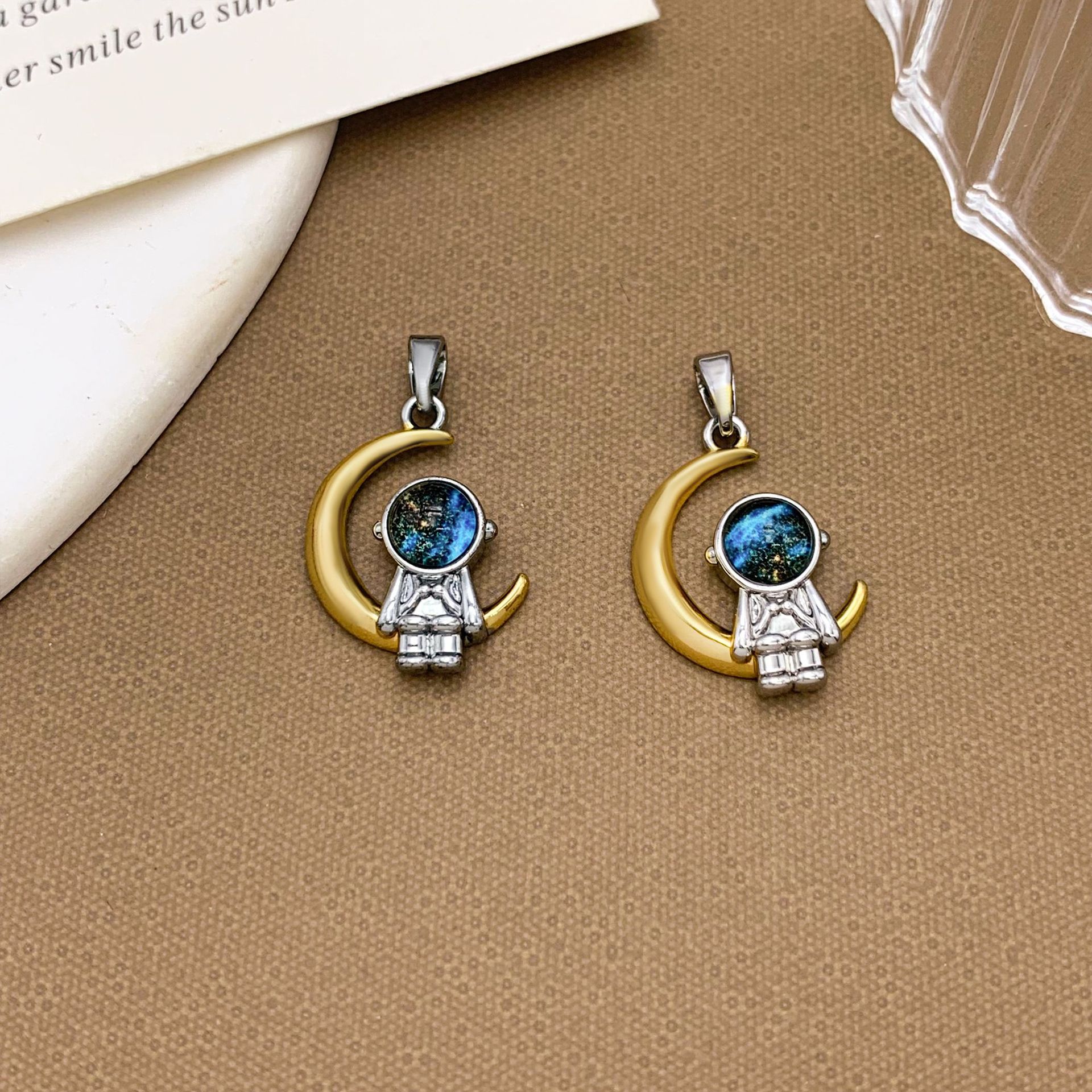 Xl1118 moon astronaut pendant two colors