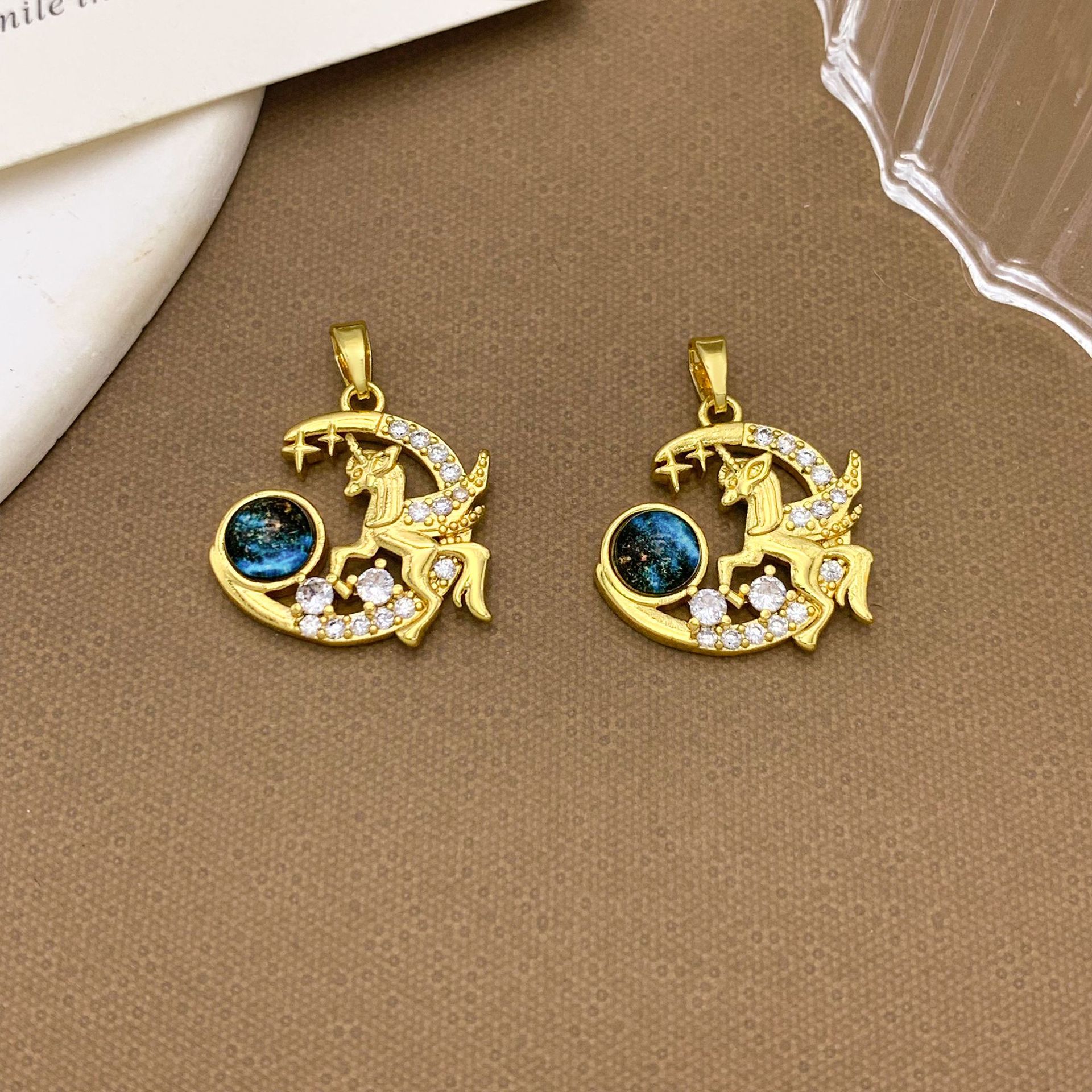 12:Xl1163 pegasus planet pendant gold