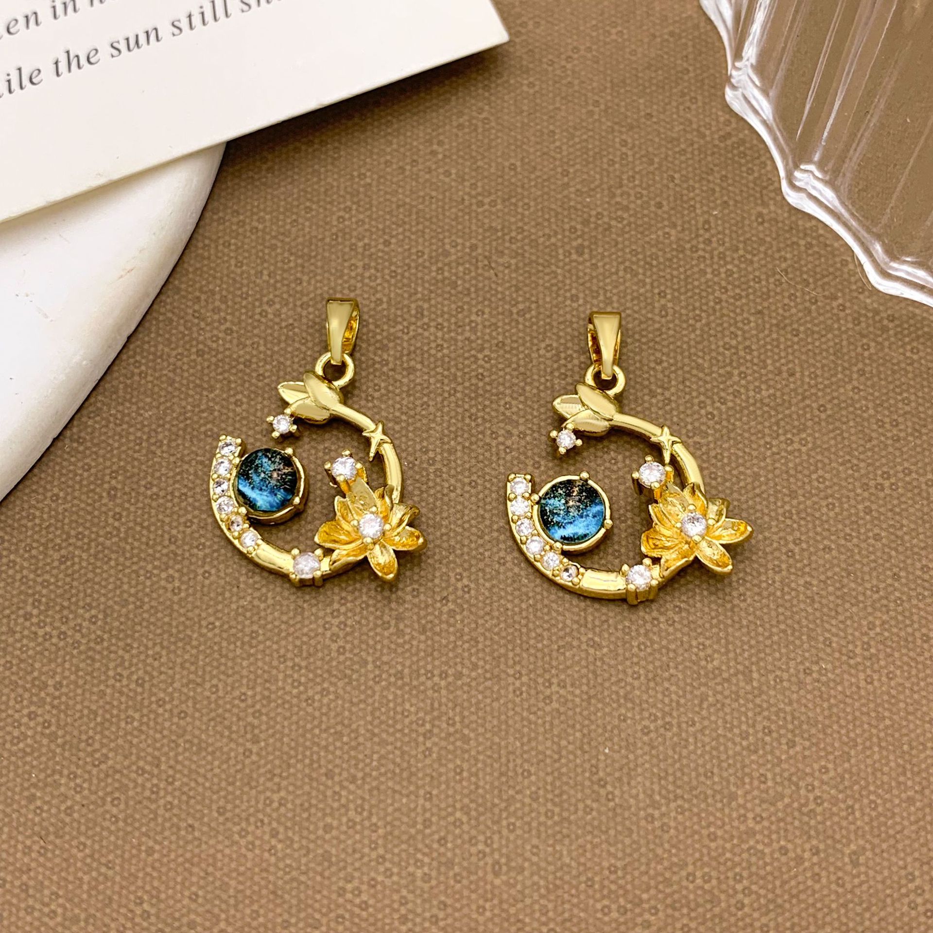 22:Xl3989 lotus planet pendant gold