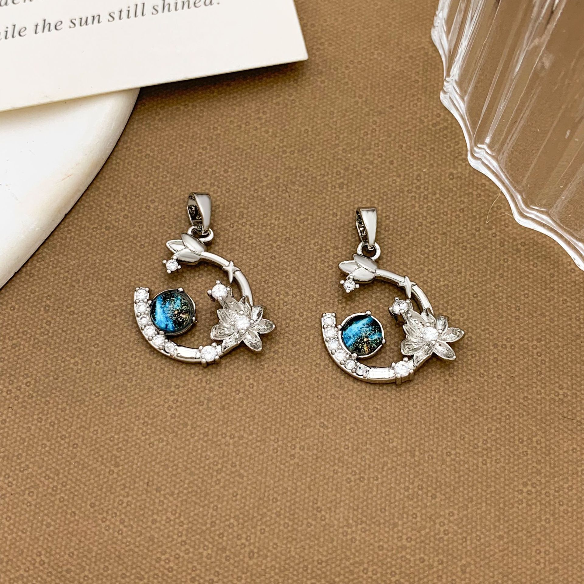 23:Xl3989 lotus planet pendant silver